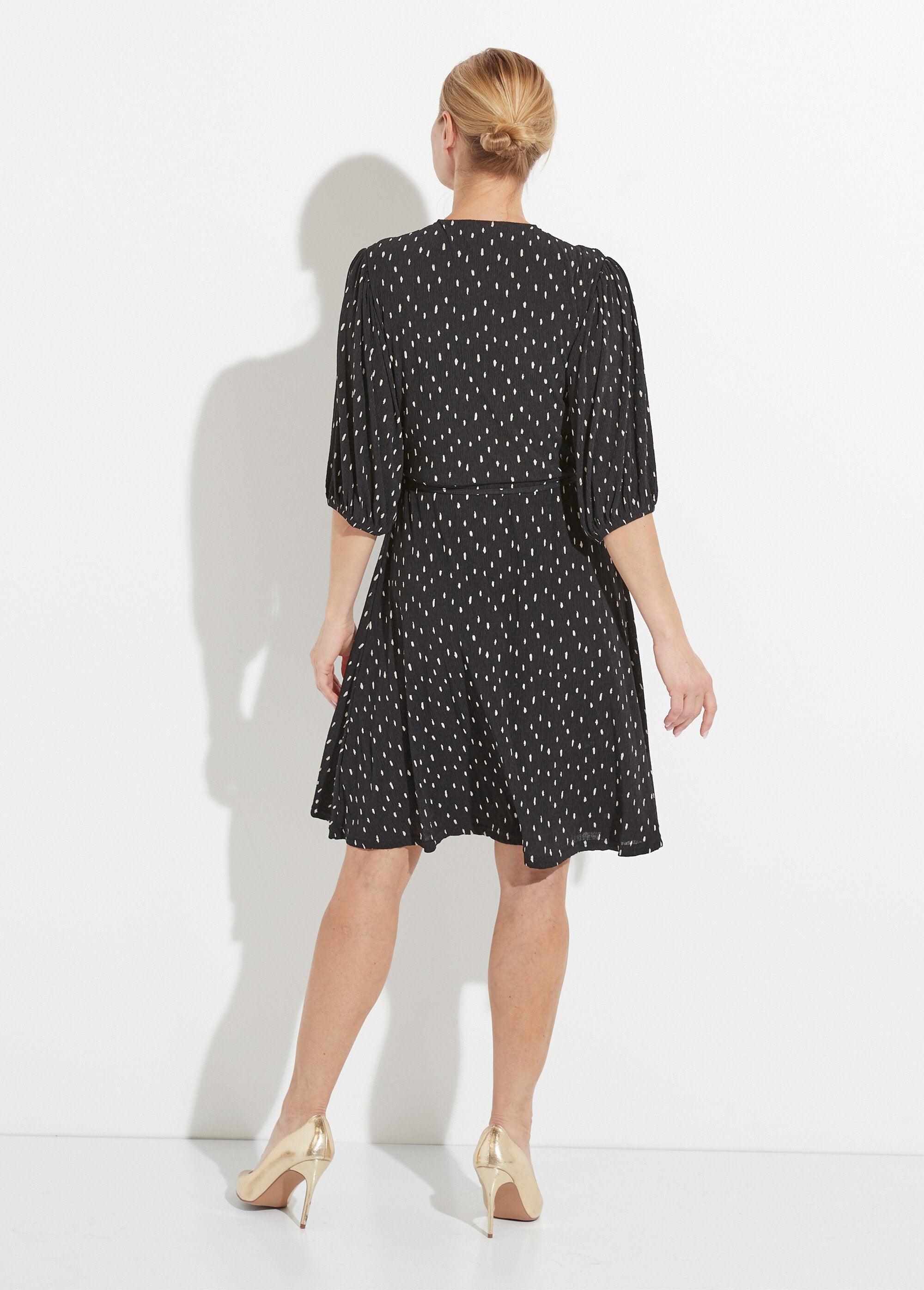 Vestido_corto_cruzado_con_estampado_de_lunares_Negro_y_crudo_DO1_slim