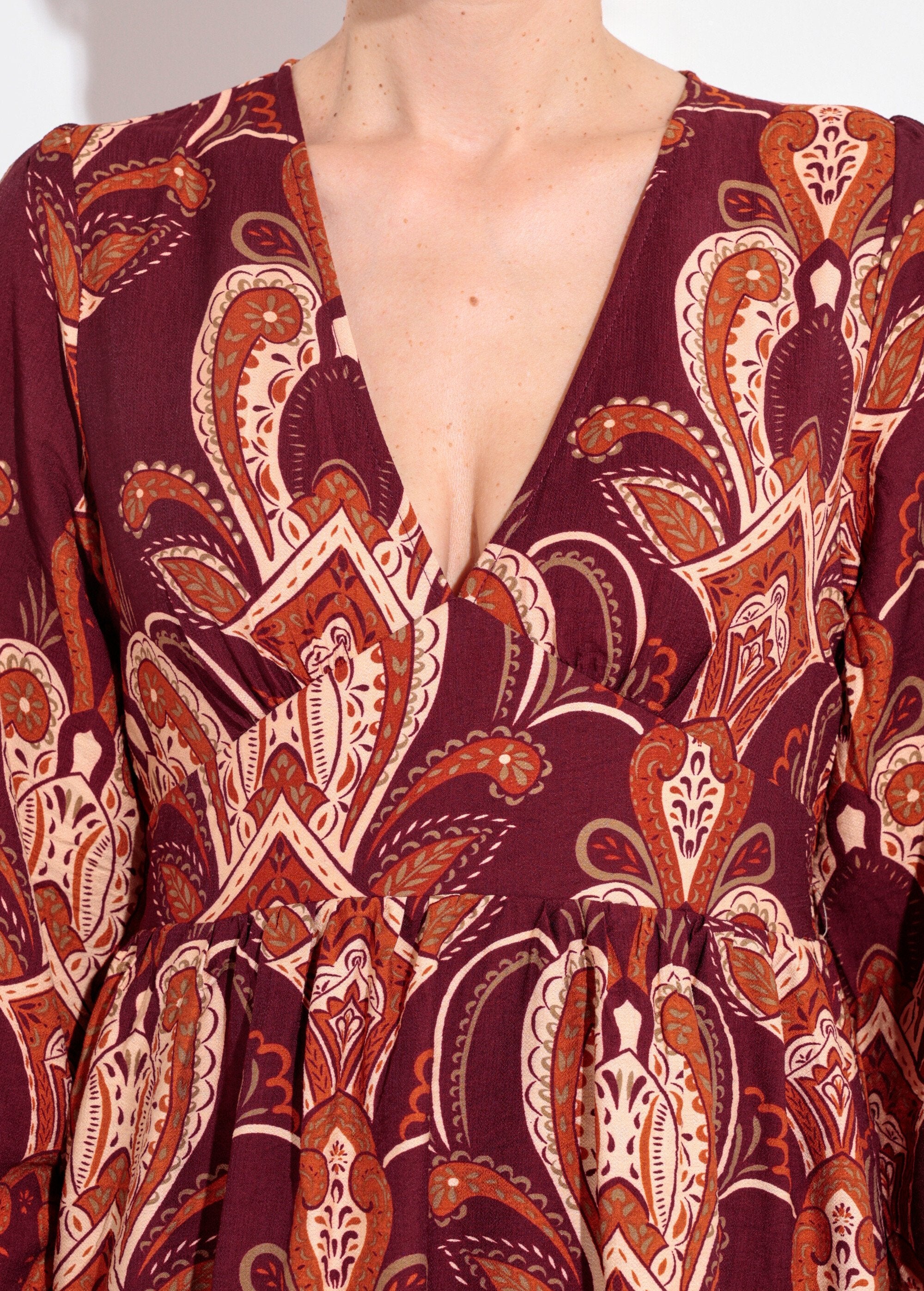 Vestido_corto_con_cuello_en_V_y_estampado_paisley_Burdeos_DE1_slim