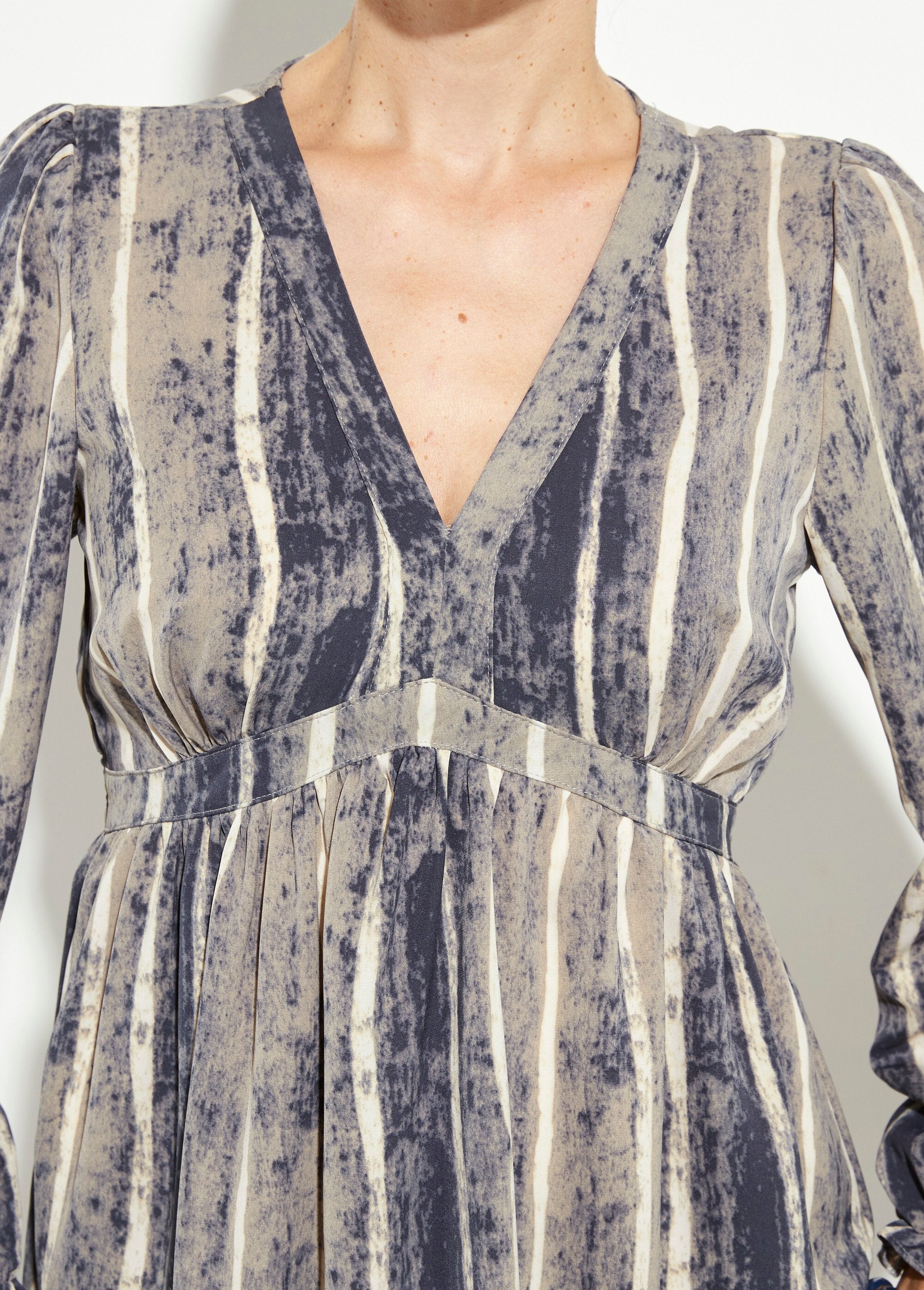 Vestido_corto_plisado_de_cintura_alta_con_escote_en_V_Gris_y_crudo_DE1_slim