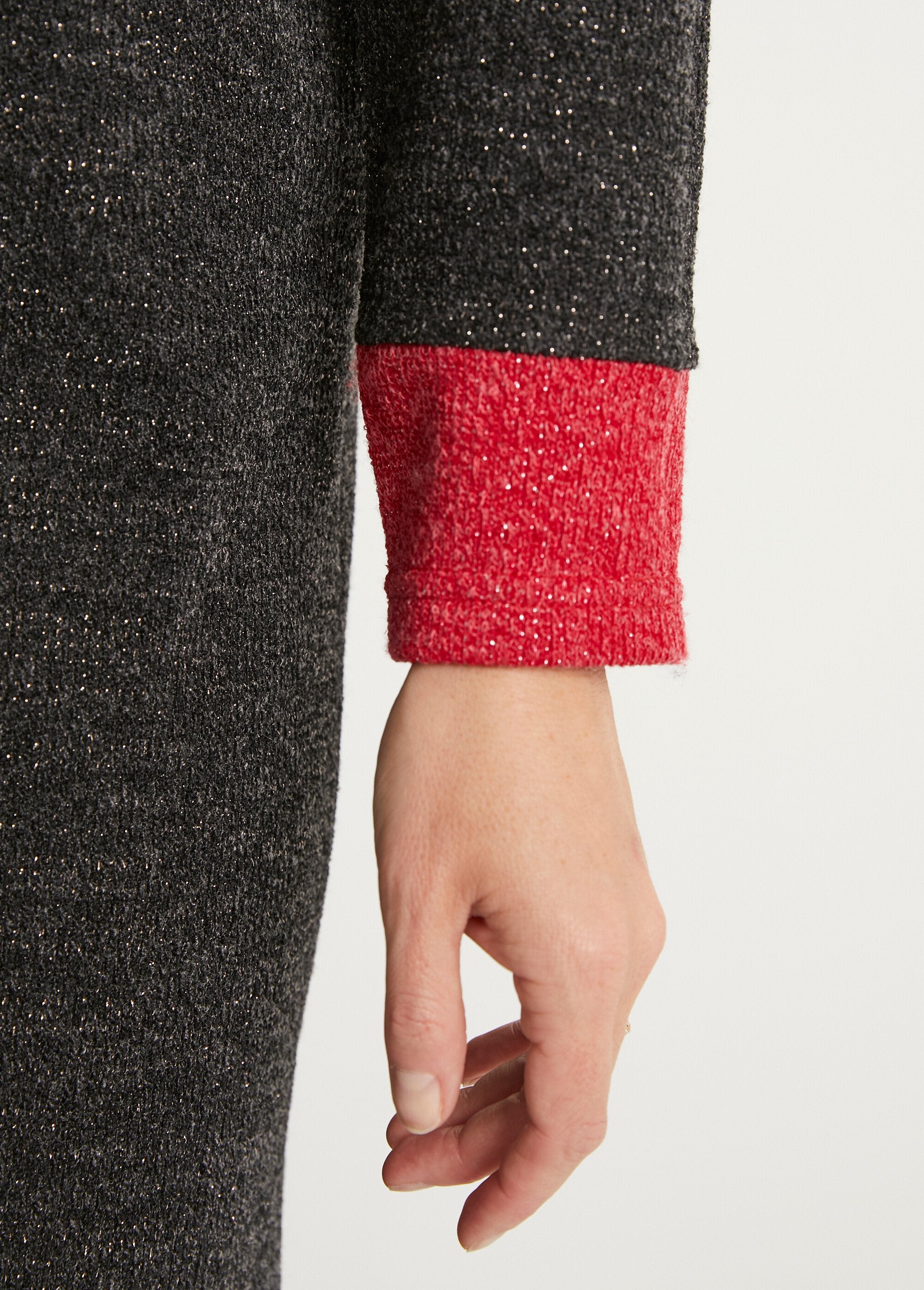 Vestido_corto_recto_de_punto_cálido_con_cuello_redondo_Negro_y_rojo_DE2_slim