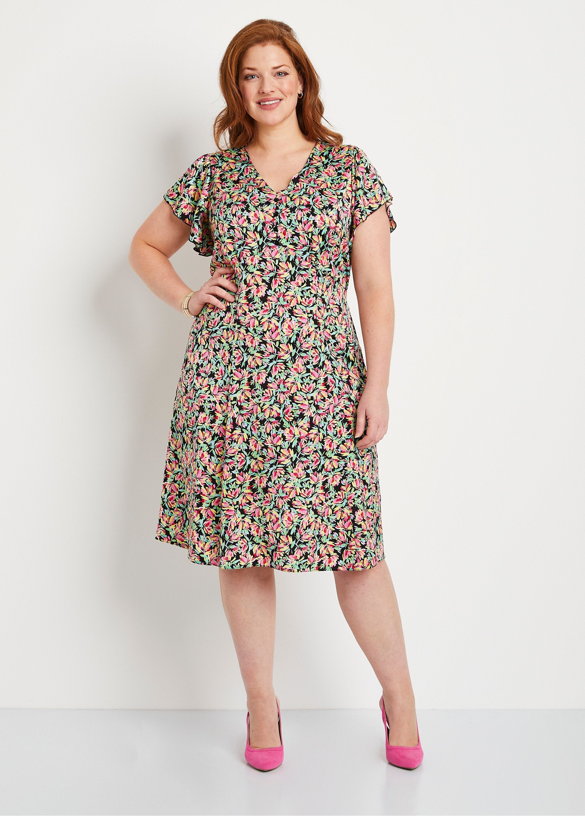Vestido_corto_de_raso_floral_con_volantes_verde_y_rosa_FA1_curvy