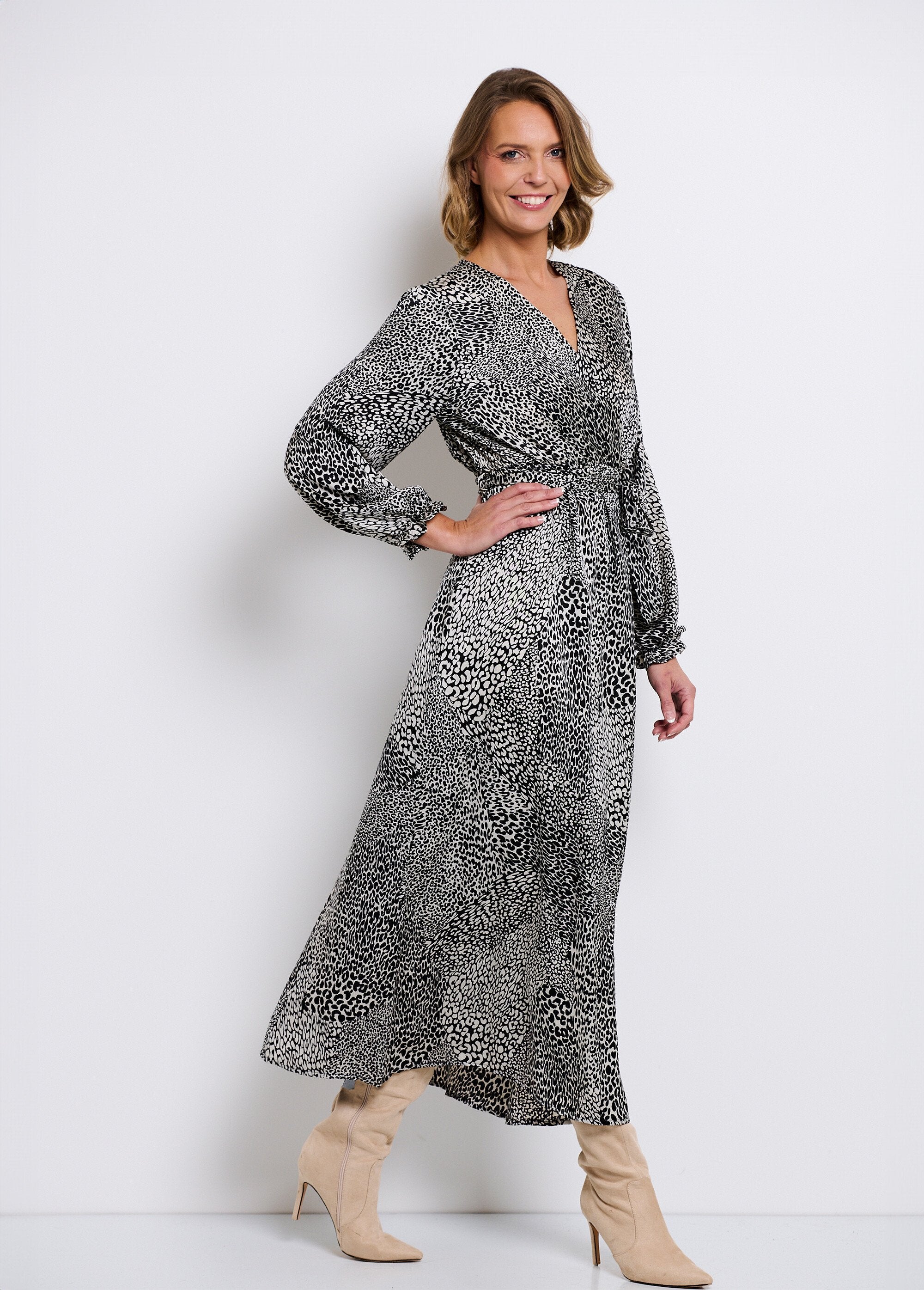 Maxi_vestido_de_satén_con_estampado_animal_En_blanco_y_negro_DR1_slim