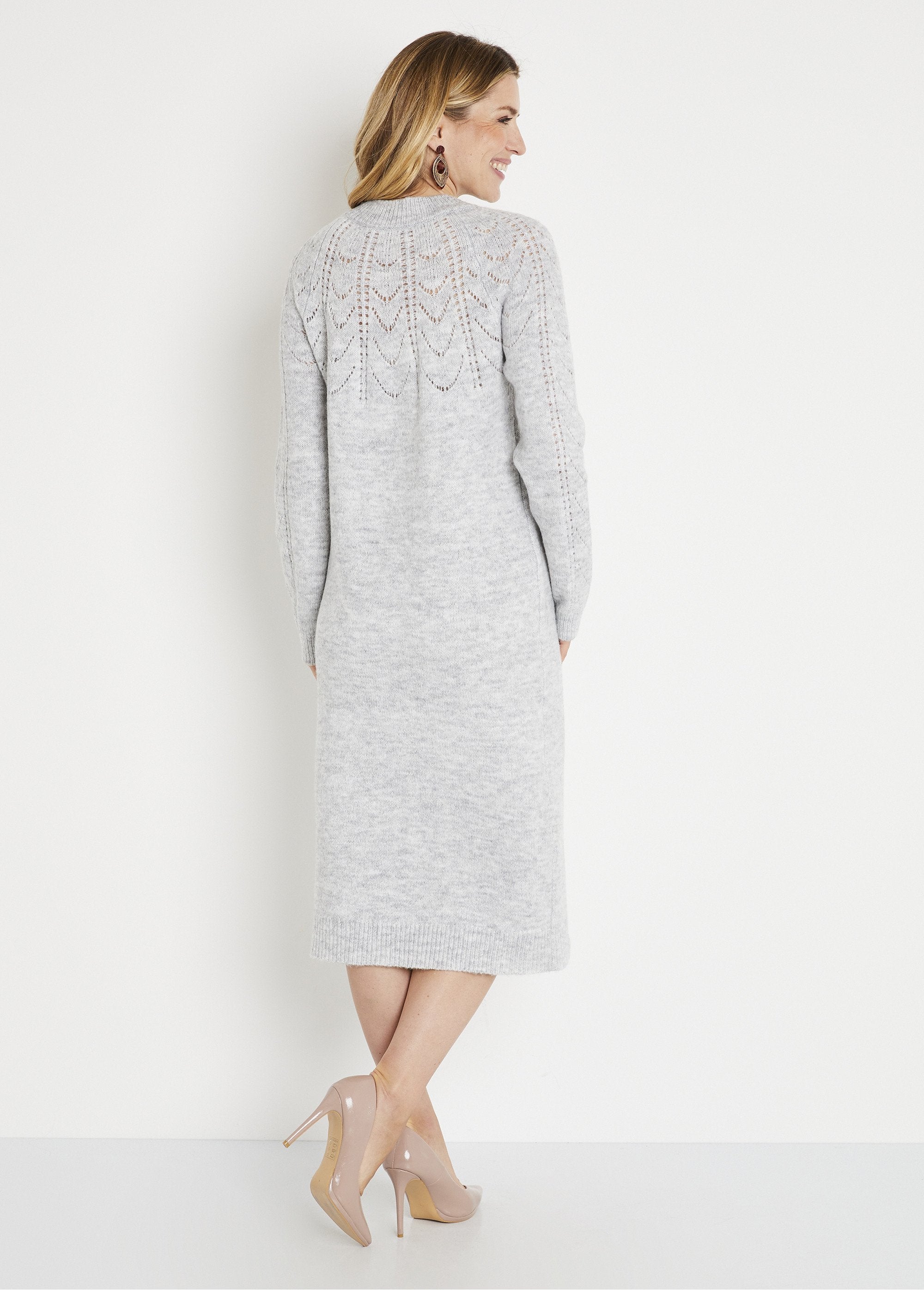 Vestido_corto_de_punto_calado_con_escote_redondo_Porcelana_gris_claro_DO1_slim