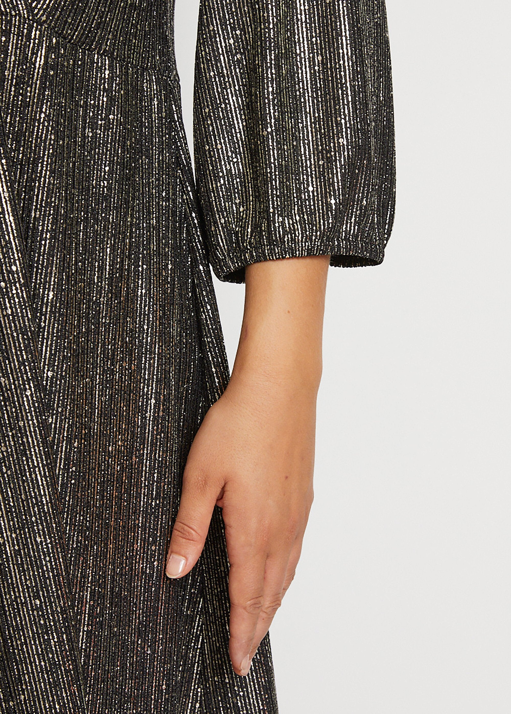 Vestido_brillante_de_cuello_envolvente_Negro_y_oro_DE2_curvy