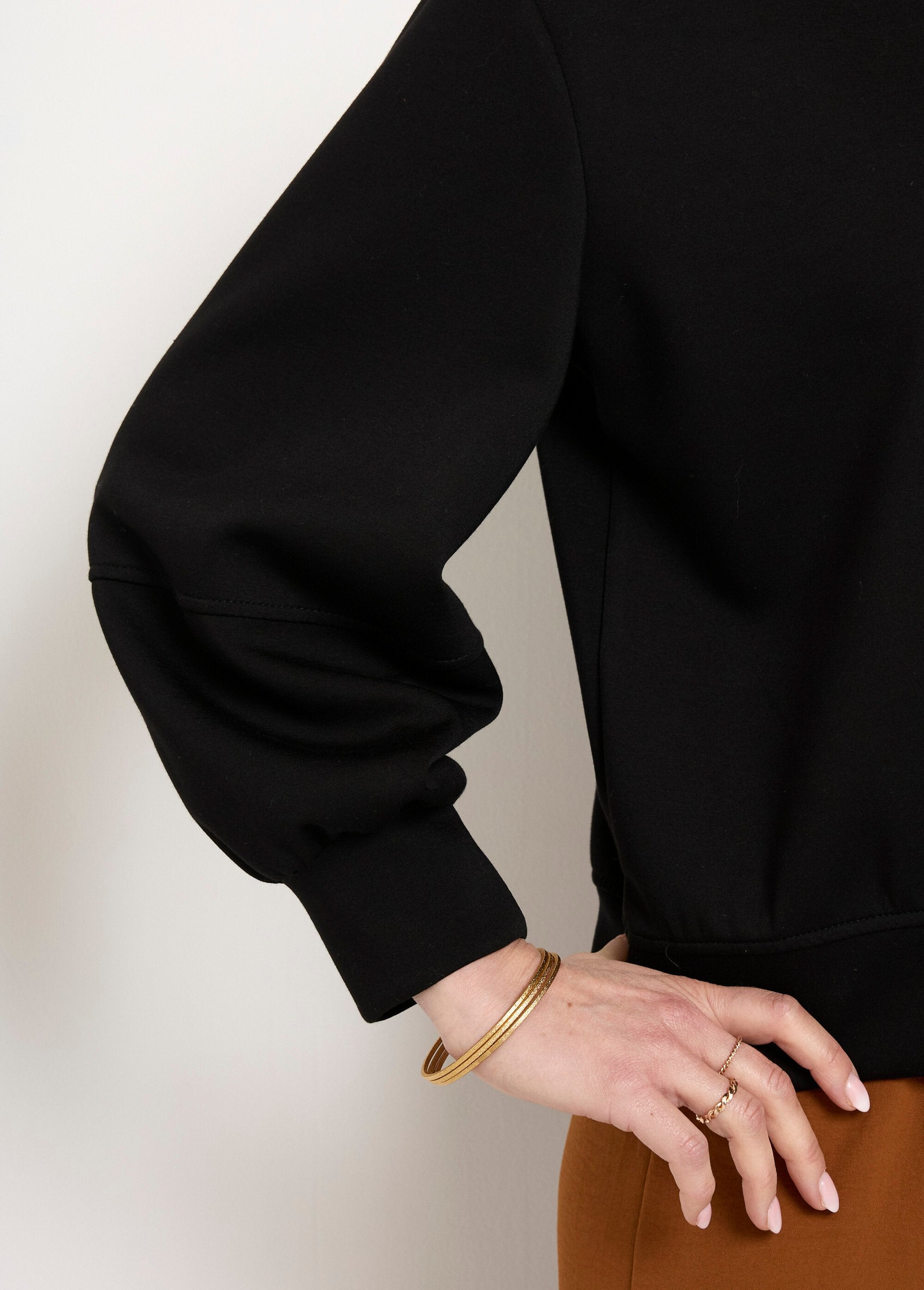 Sudadera_corta_de_cuello_redondo_de_punto_suave_Negro_DE1_slim