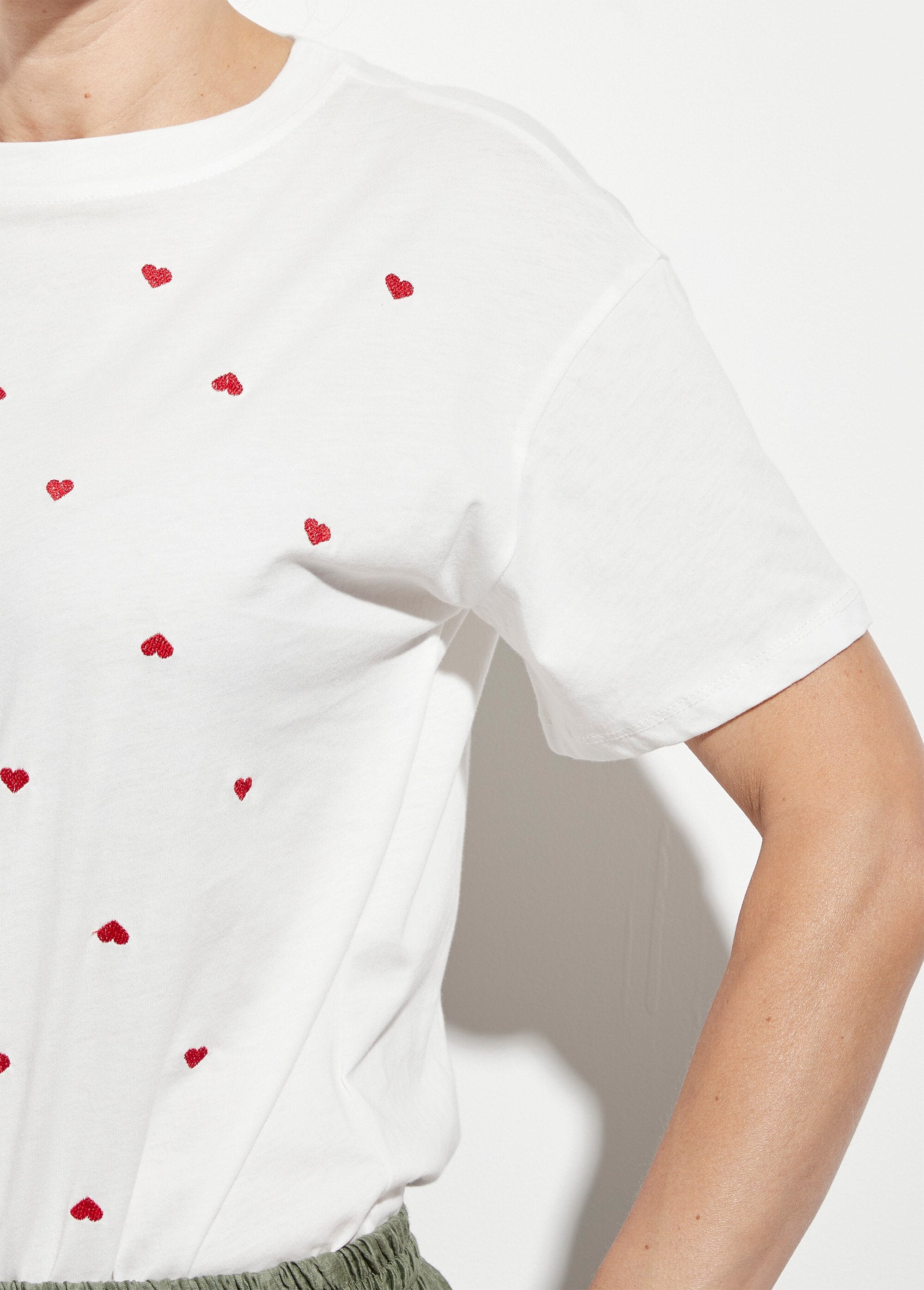 Camiseta_de_cuello_redondo_con_pequeños_corazones_bordados_Blanco,_Blanca_DE1_slim