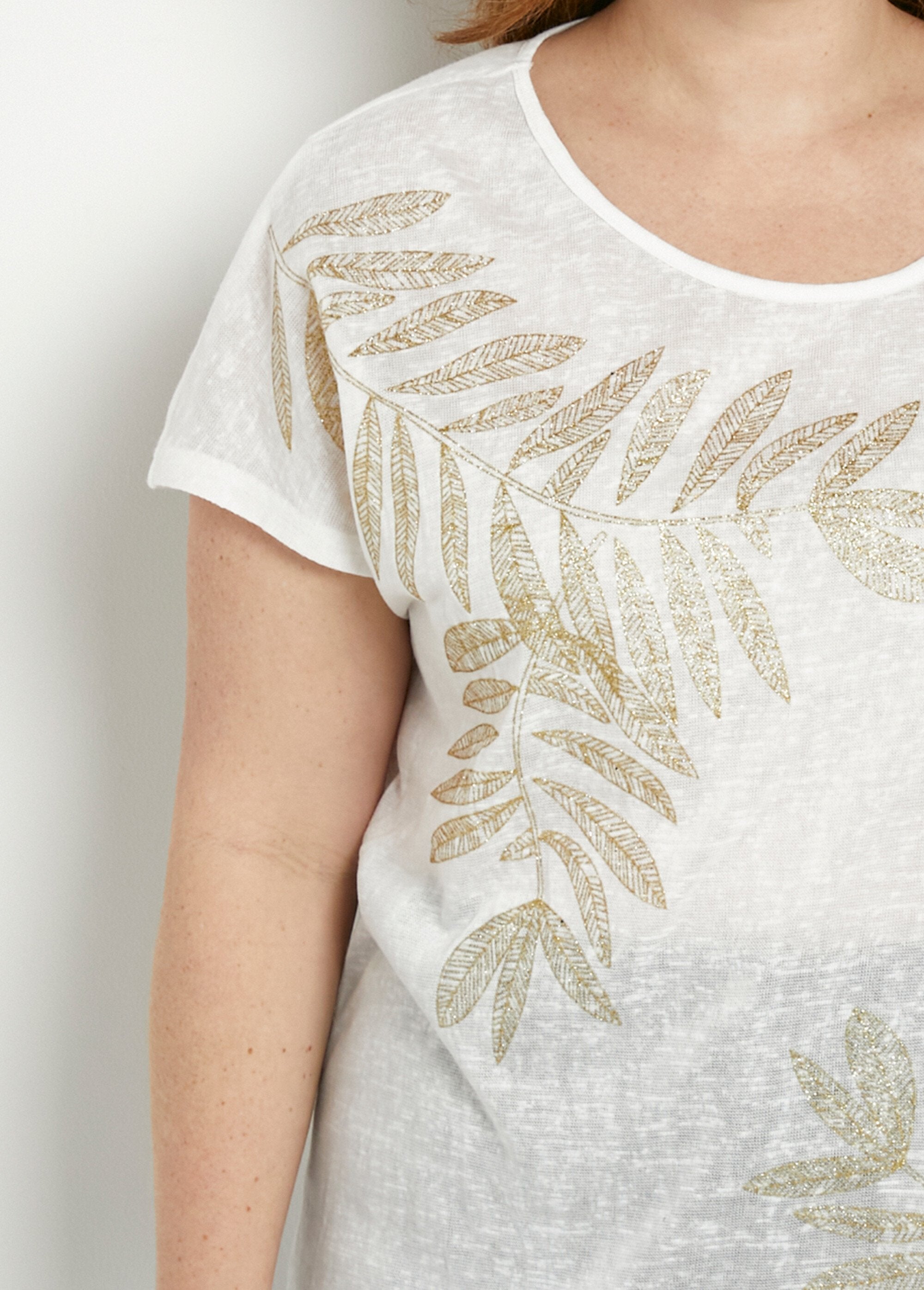 Camiseta_de_cuello_redondo_con_punto_flameado_y_estampado_dorado_Blanco,_Blanca_DE1_curvy