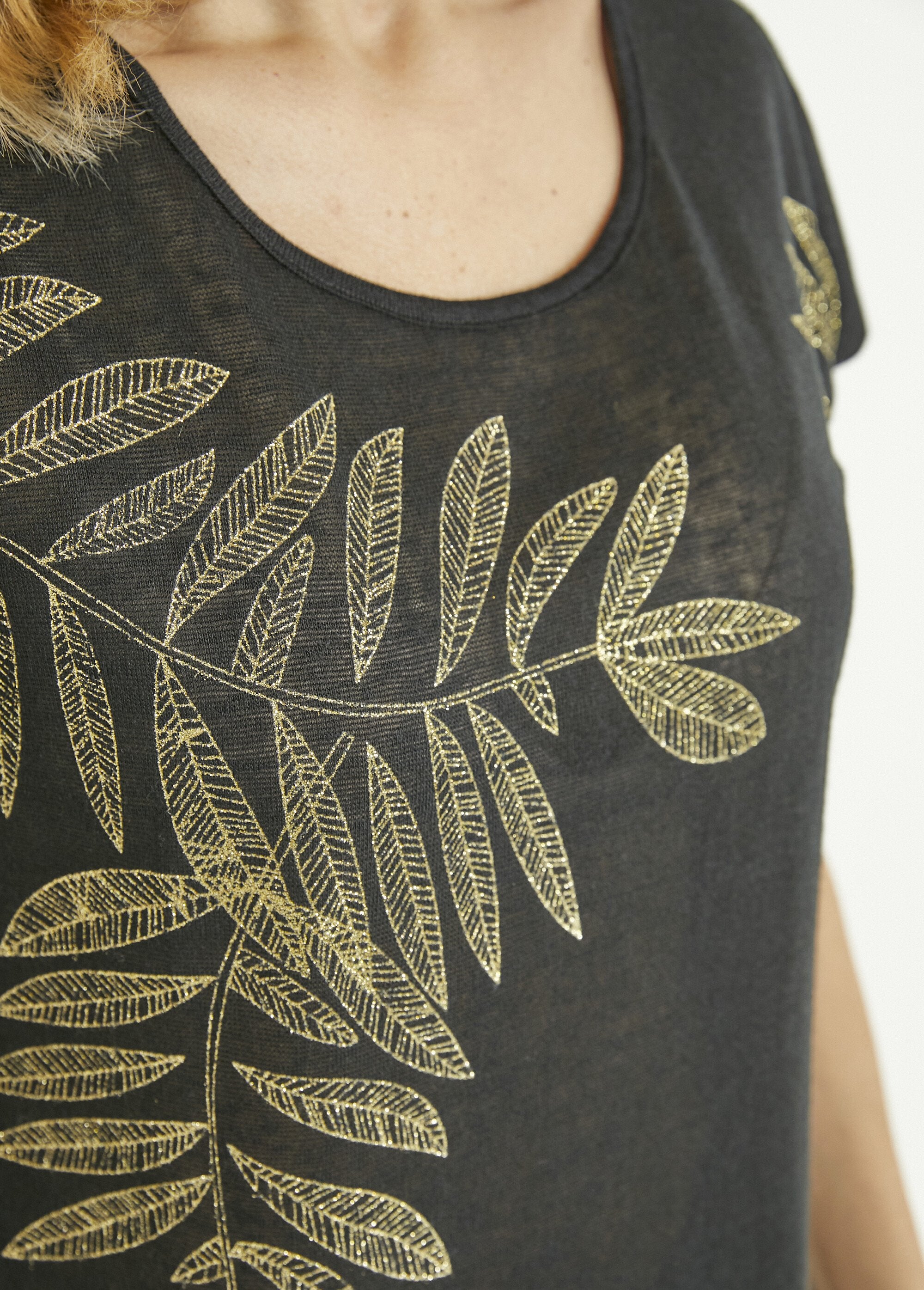 Camiseta_de_cuello_redondo_con_punto_flameado_y_estampado_dorado_Negro_DE2_slim