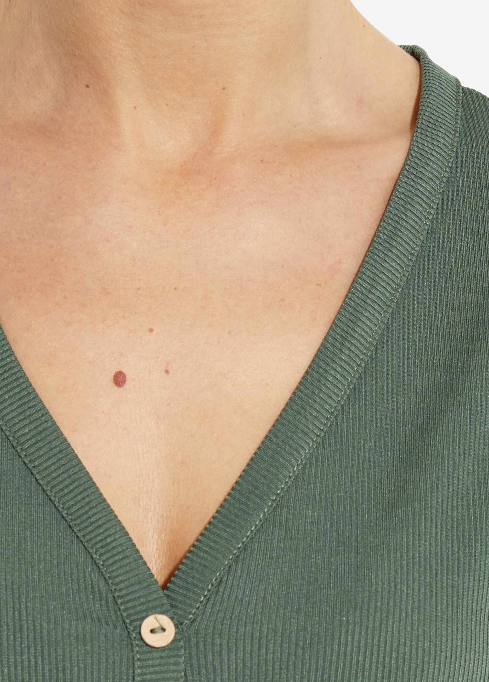 Camiseta_de_cuello_en_V_de_punto_acanalado,_Essential_Caqui_DE1_slim