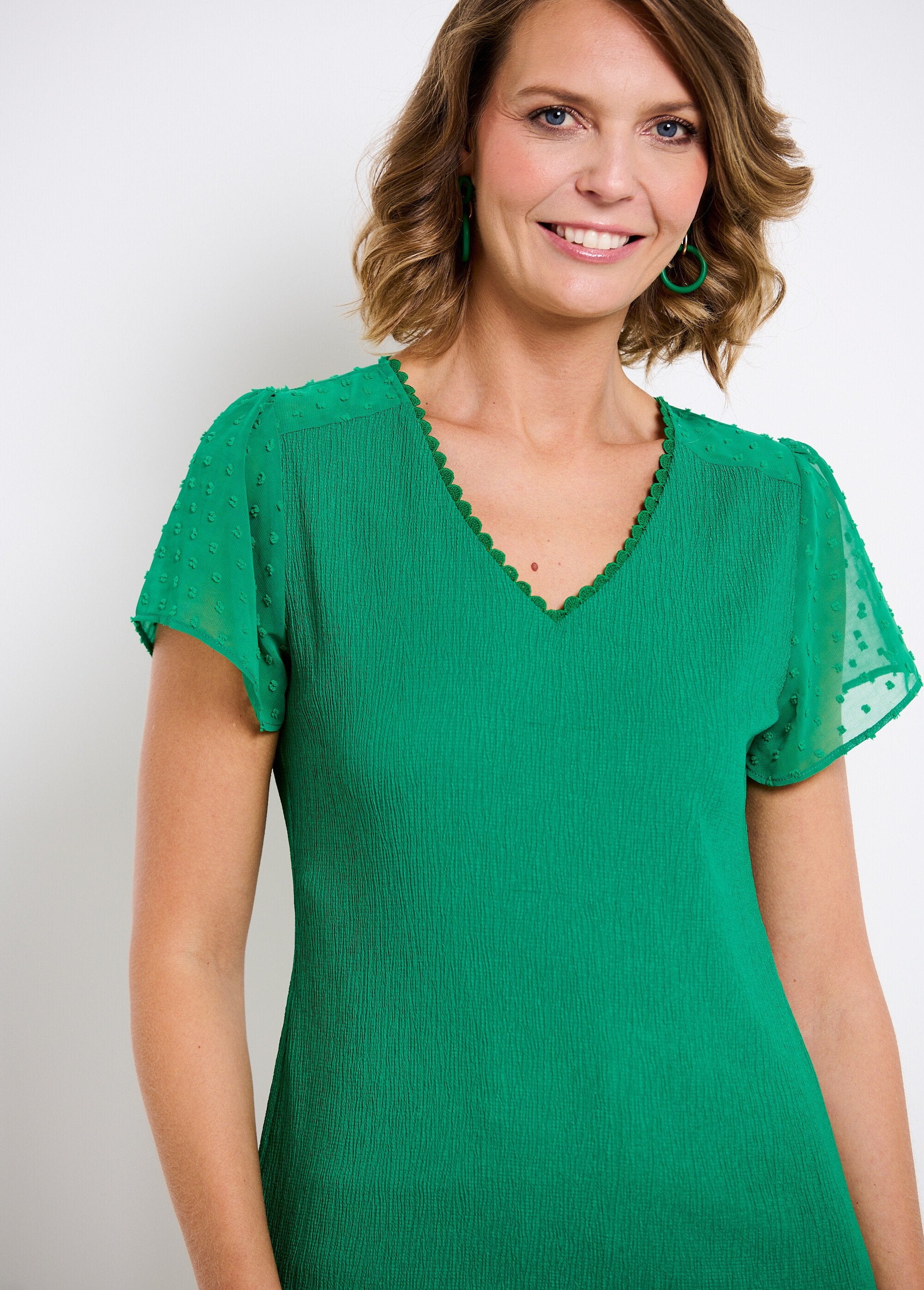 Camiseta_de_raso_de_manga_corta_con_cuello_en_V_Verde_DE1_slim