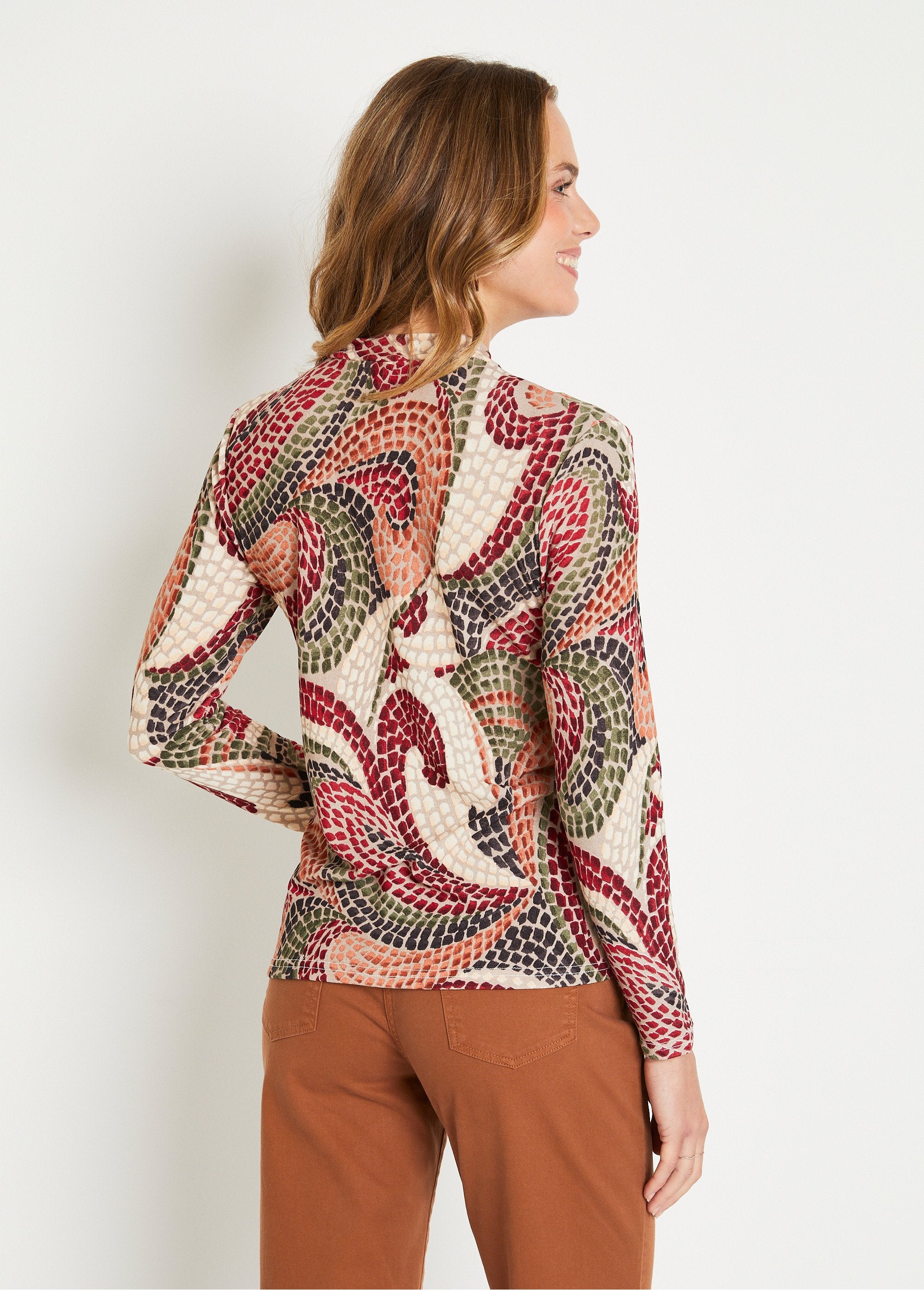 Cálida_camiseta_corta_con_cuello_alto_gráfico_Beige_y_ladrillo_DO1_slim