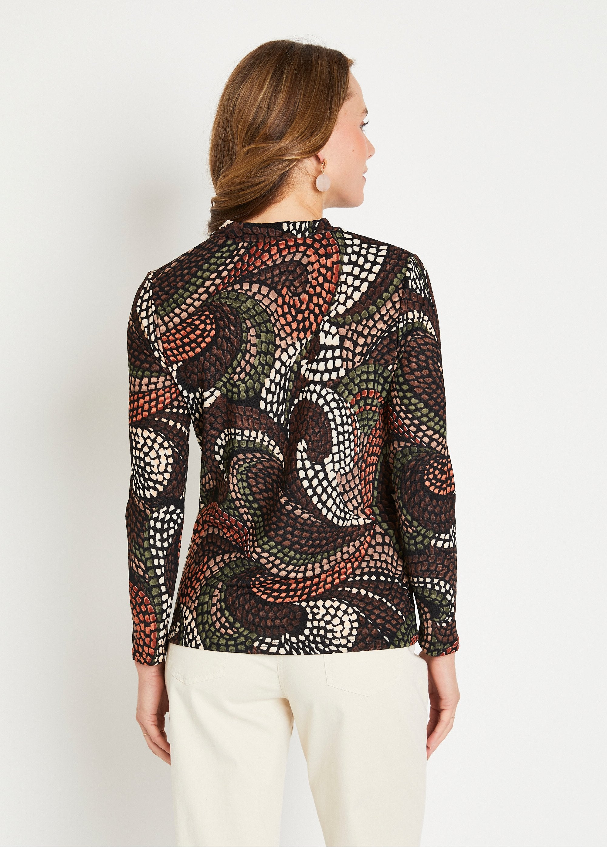 Cálida_camiseta_corta_con_cuello_alto_gráfico_Negro_y_terracota_DO1_slim