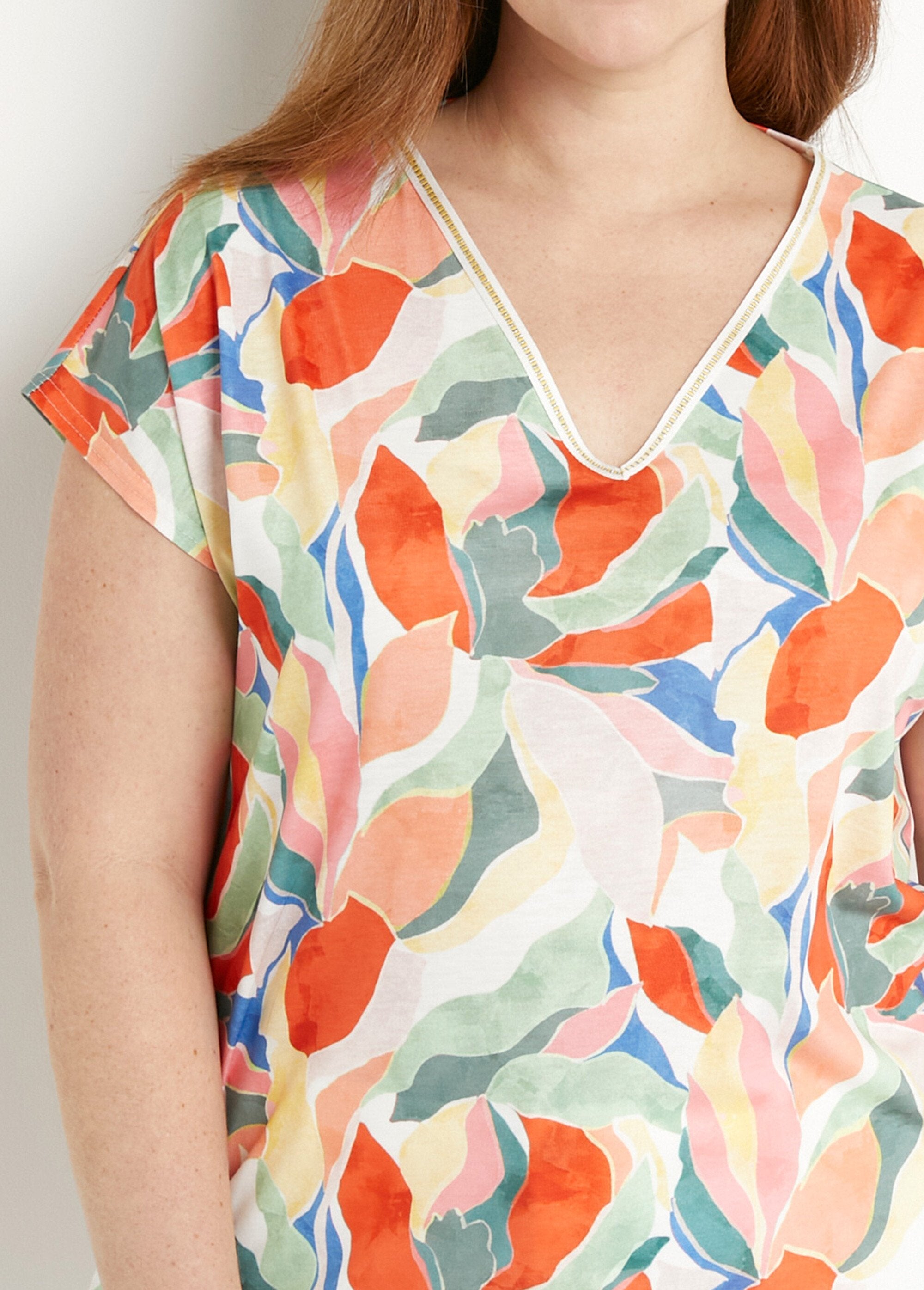 Camiseta_corta_con_cuello_en_V_y_estampado_brillante_Amarillo_y_verde_DE1_curvy