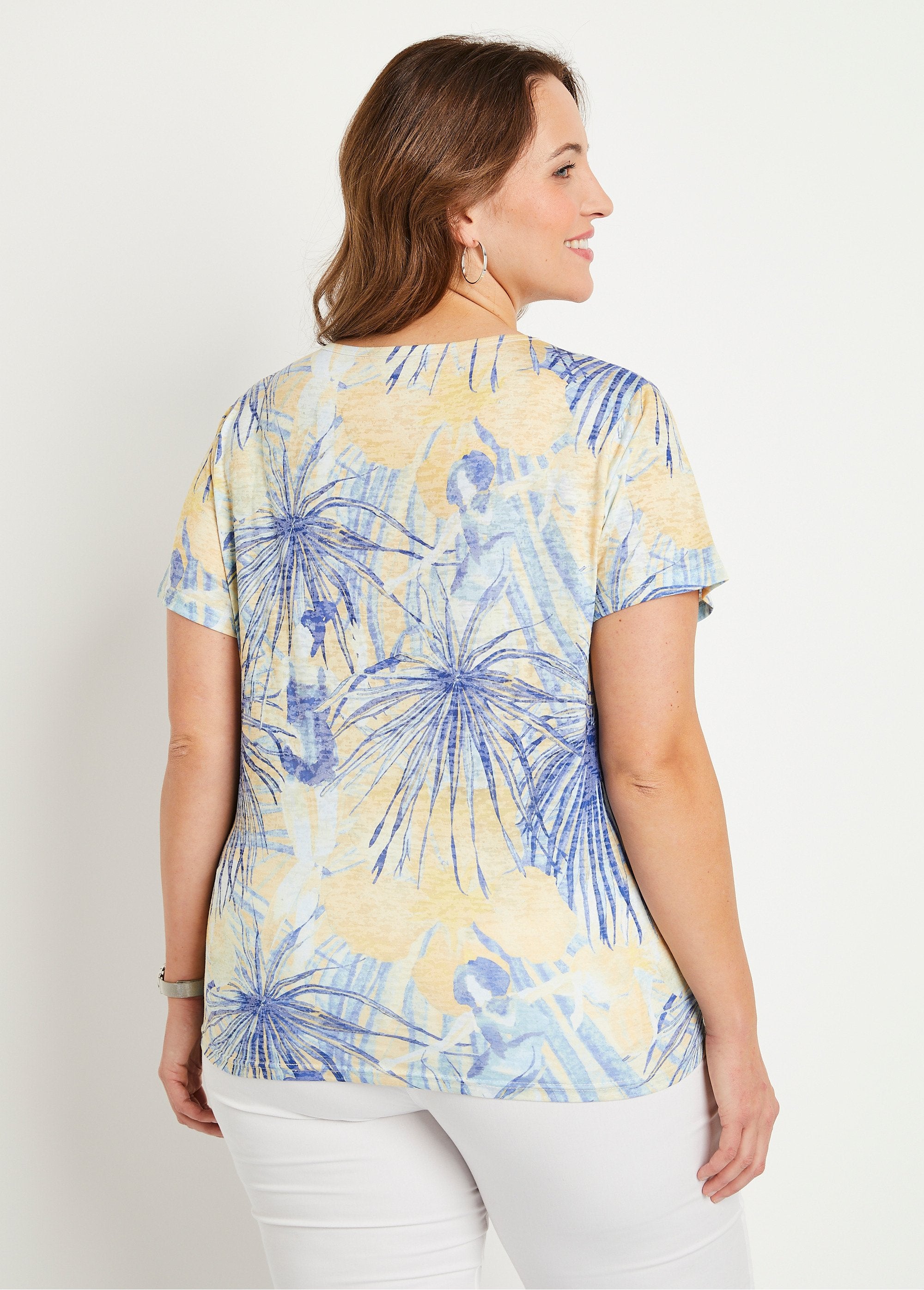 Camiseta_corta_con_estampado_y_pedrería_cuello_redondo_Amarillo_y_azul_DO1_curvy