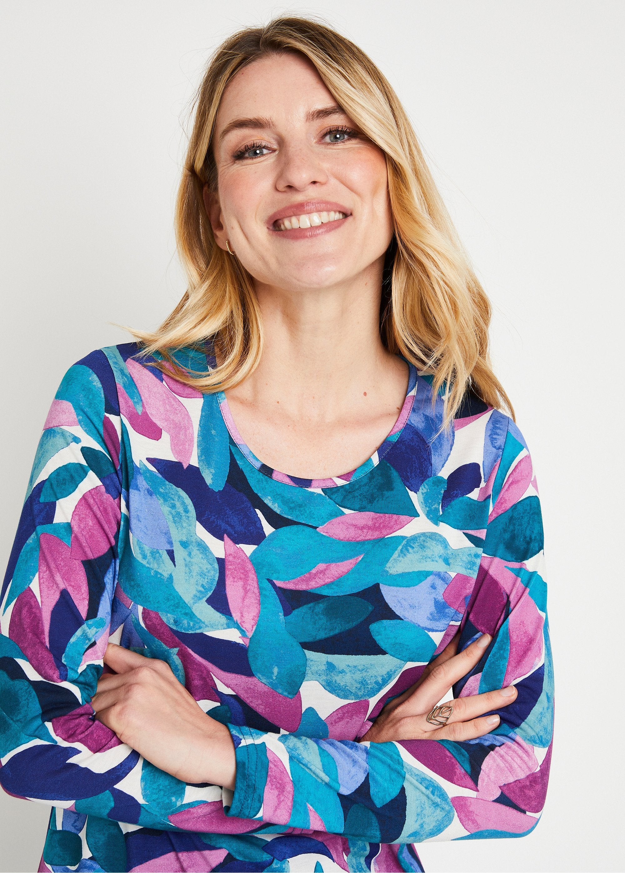 Camiseta_corta_con_estampado_floral_y_cuello_redondo_azul_y_rosa_DE1_slim