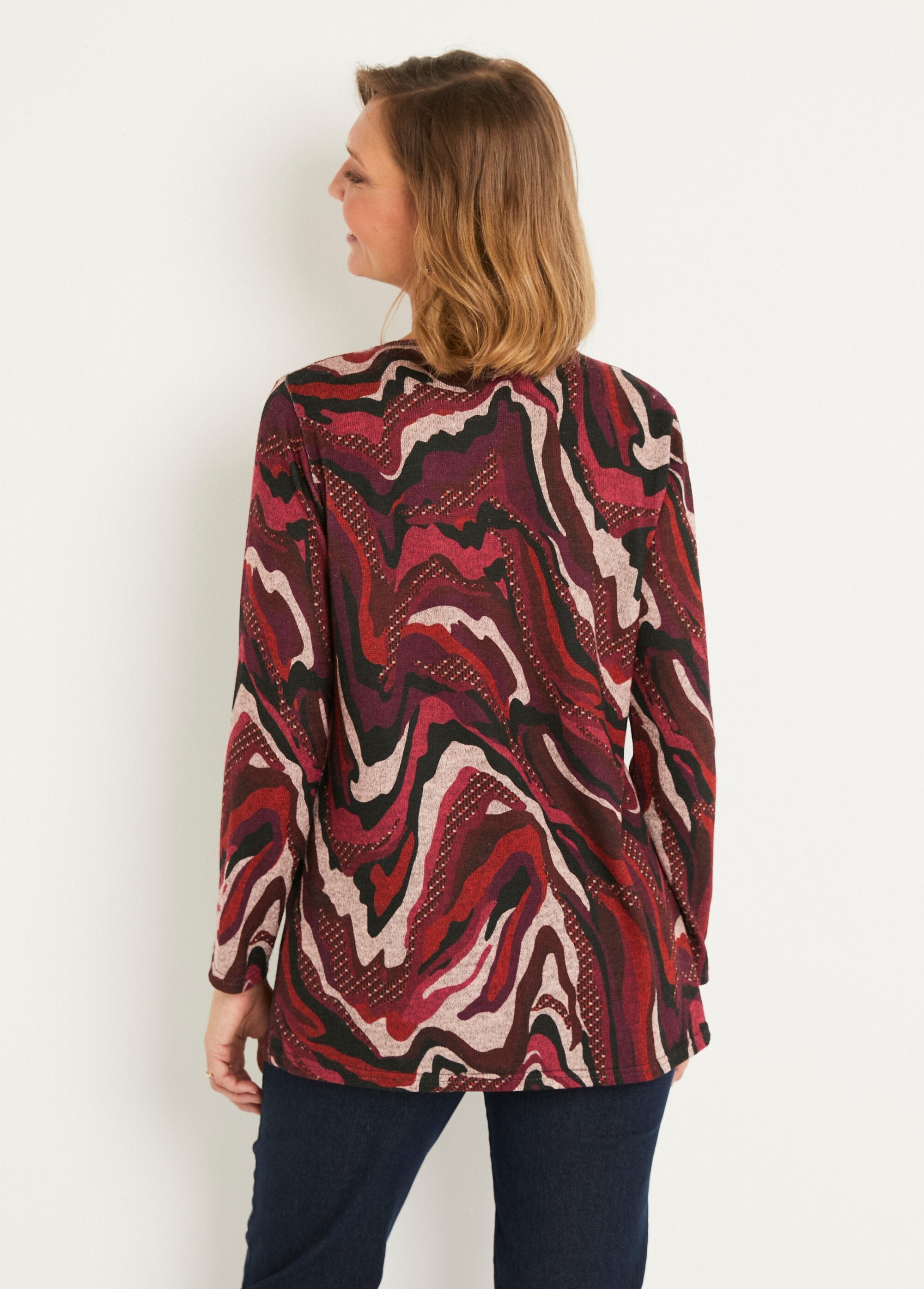 Camiseta_larga_acampanada_con_cuello_redondo_y_estampado_gráfico_Estampado_de_grosella_negra_DO1_slim