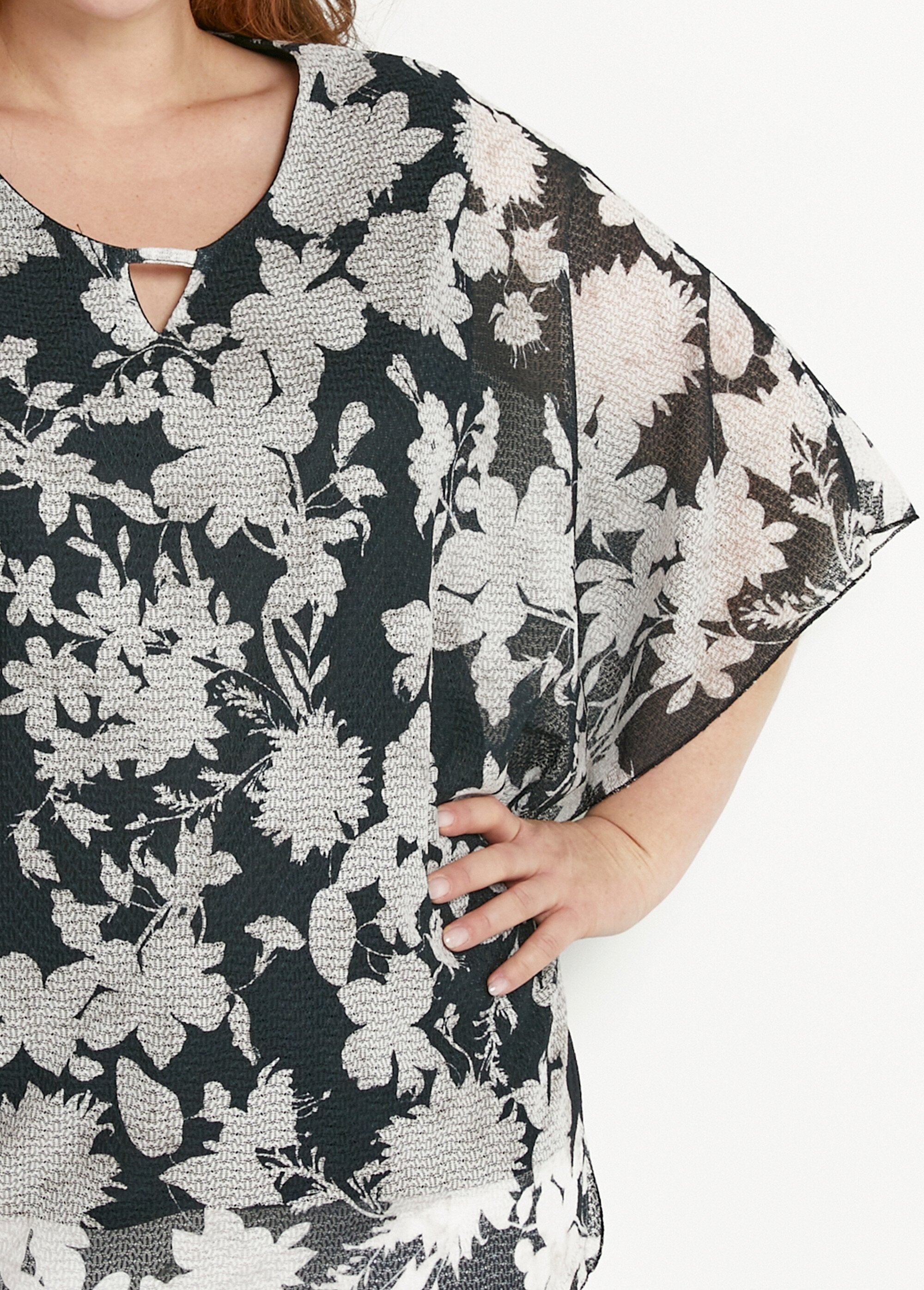 Camiseta_de_manga_larga_de_murciélago_con_estampado_floral_Negro_y_crudo_DE1_curvy