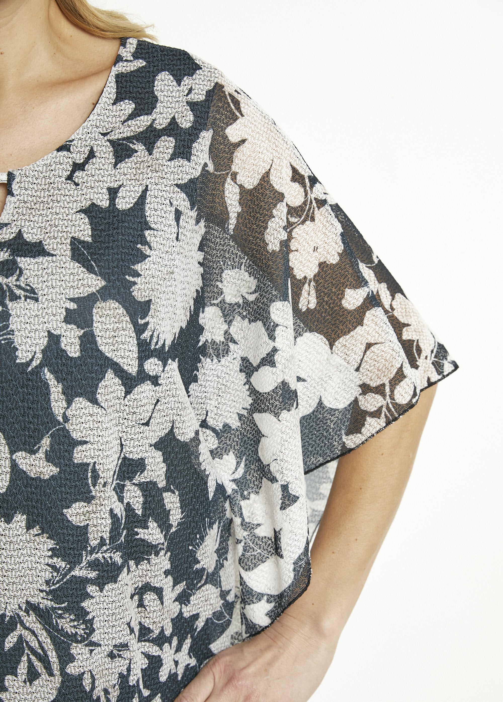 Camiseta_de_manga_larga_de_murciélago_con_estampado_floral_Negro_y_crudo_DE2_slim