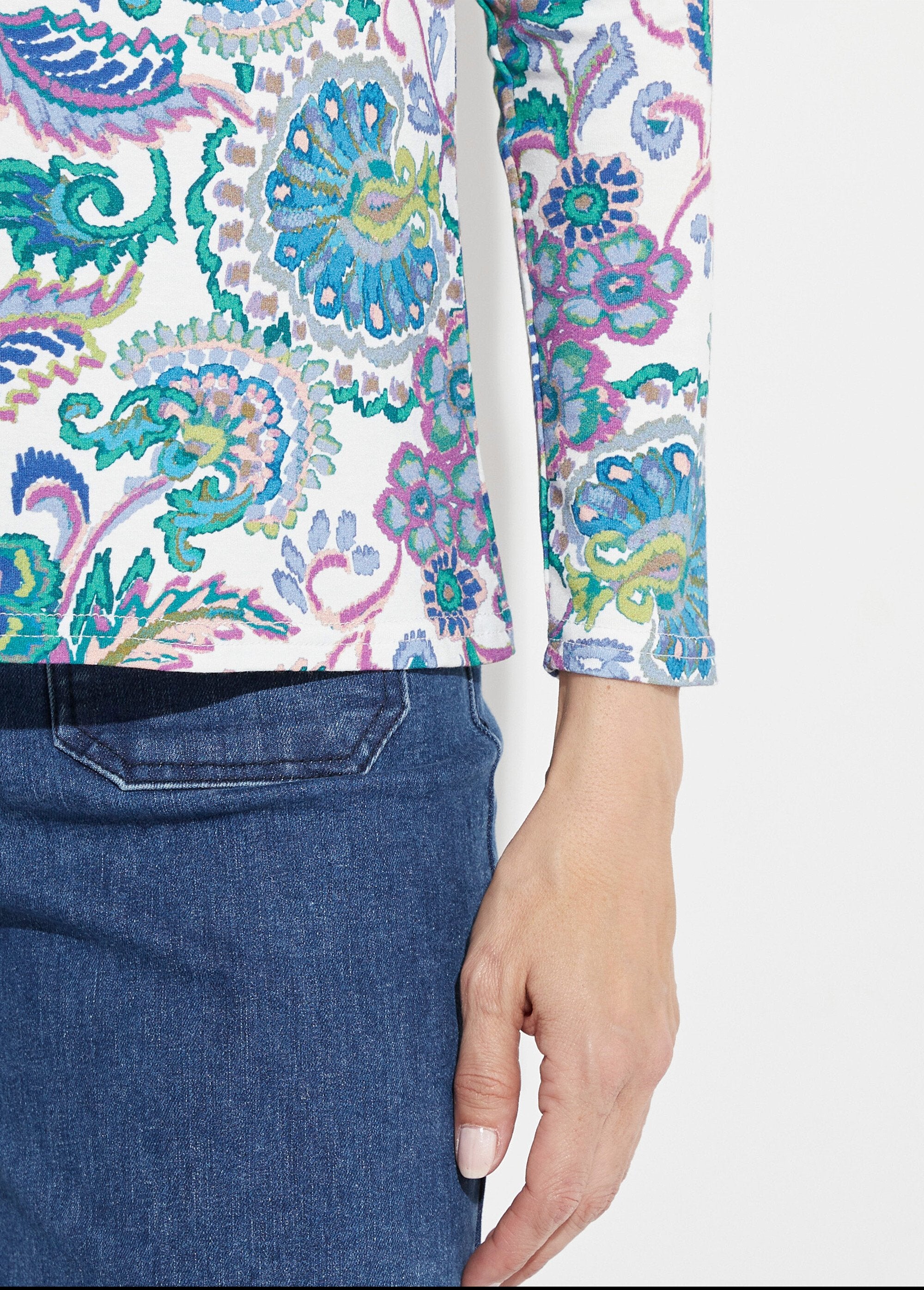 Camiseta_de_manga_larga_con_estampado_pastel_fondo_crudo_DE2_slim