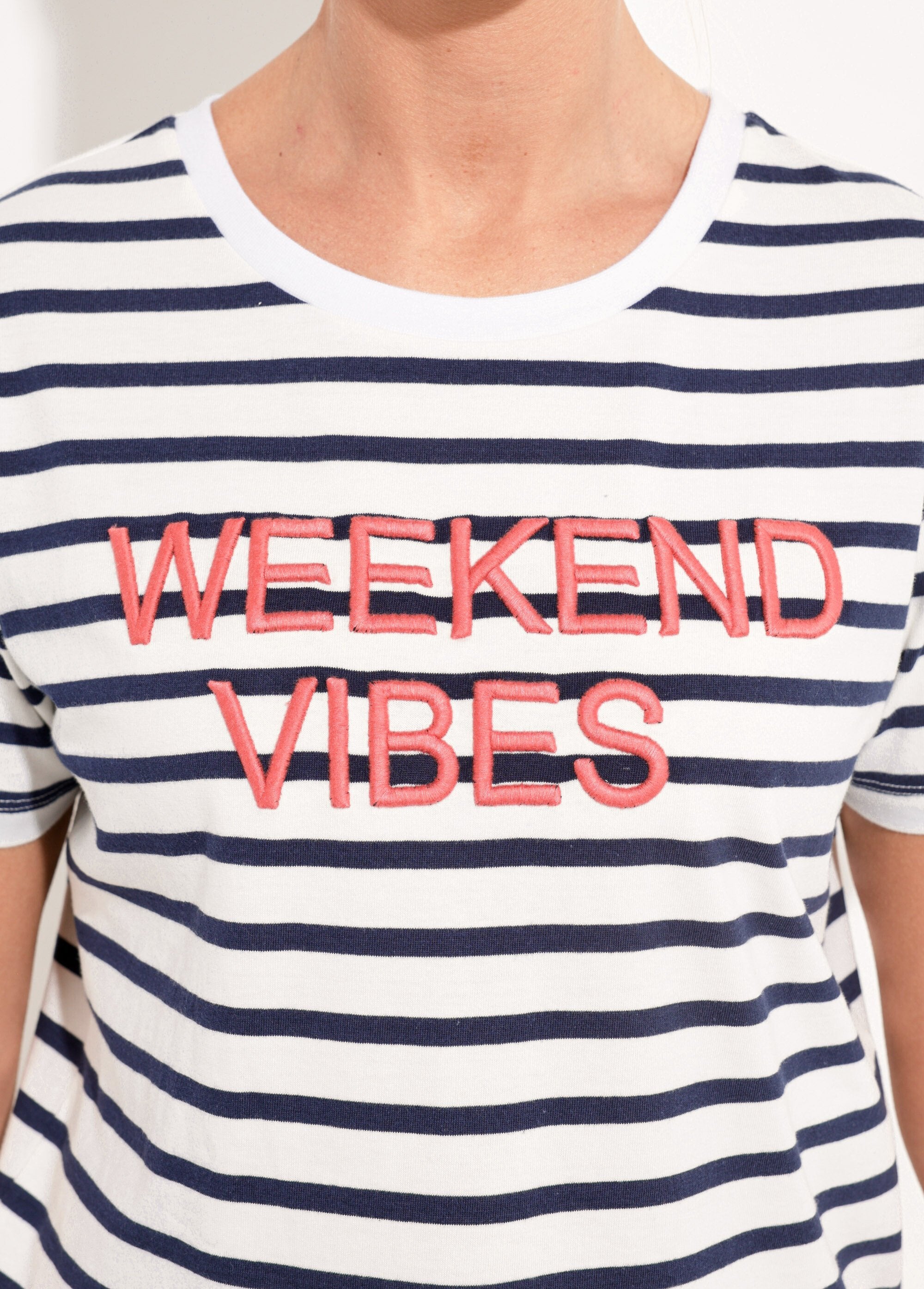 Camiseta_con_mensaje_bordado_y_manga_corta_Blanco_y_azul_marino_DE1_slim