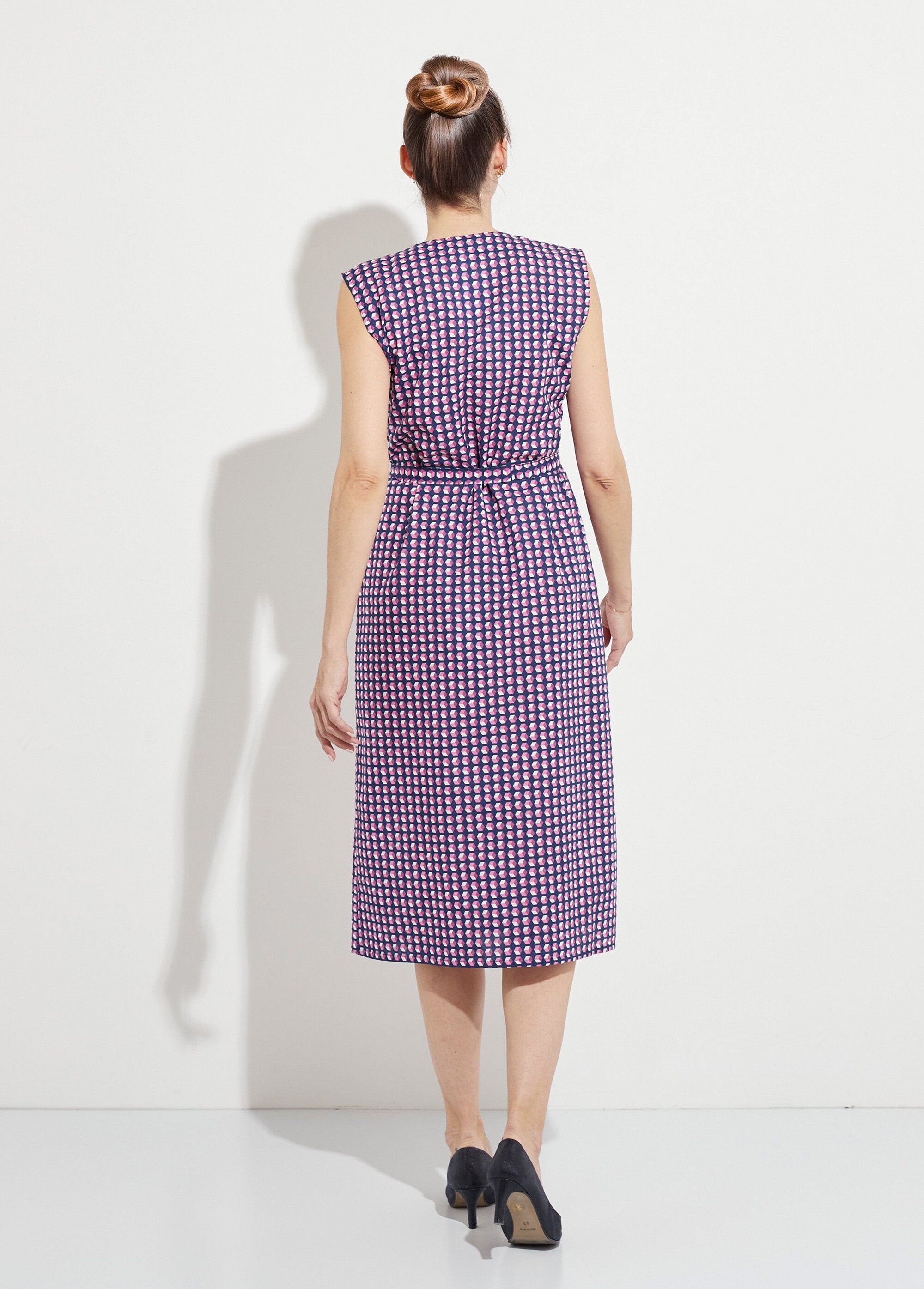 Delantal_sin_mangas_abotonado_con_estampado_gráfico_Rosa_DO1_slim