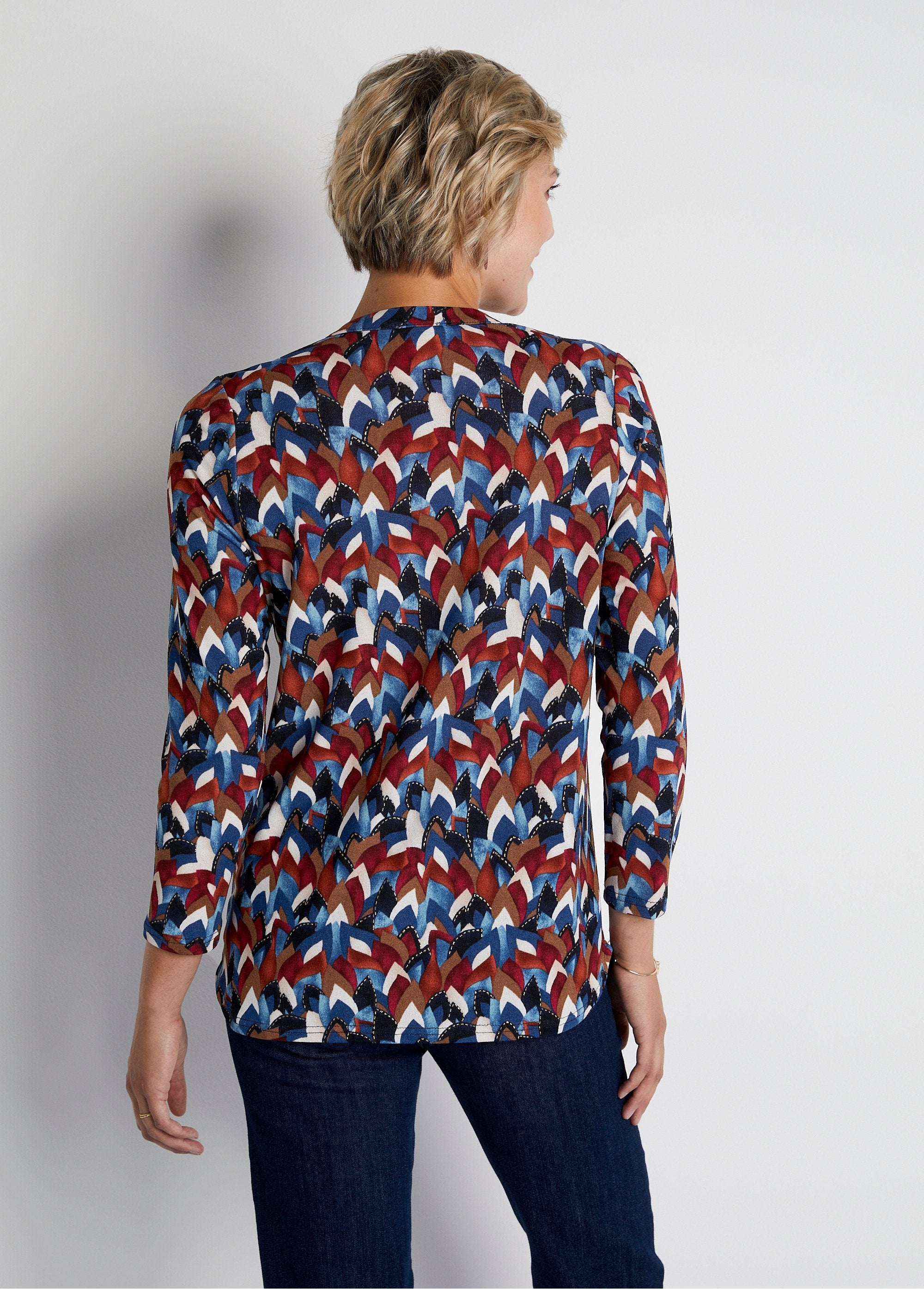 Camiseta_larga_y_holgada_con_detalles_brillantes._Plano_DO1_slim