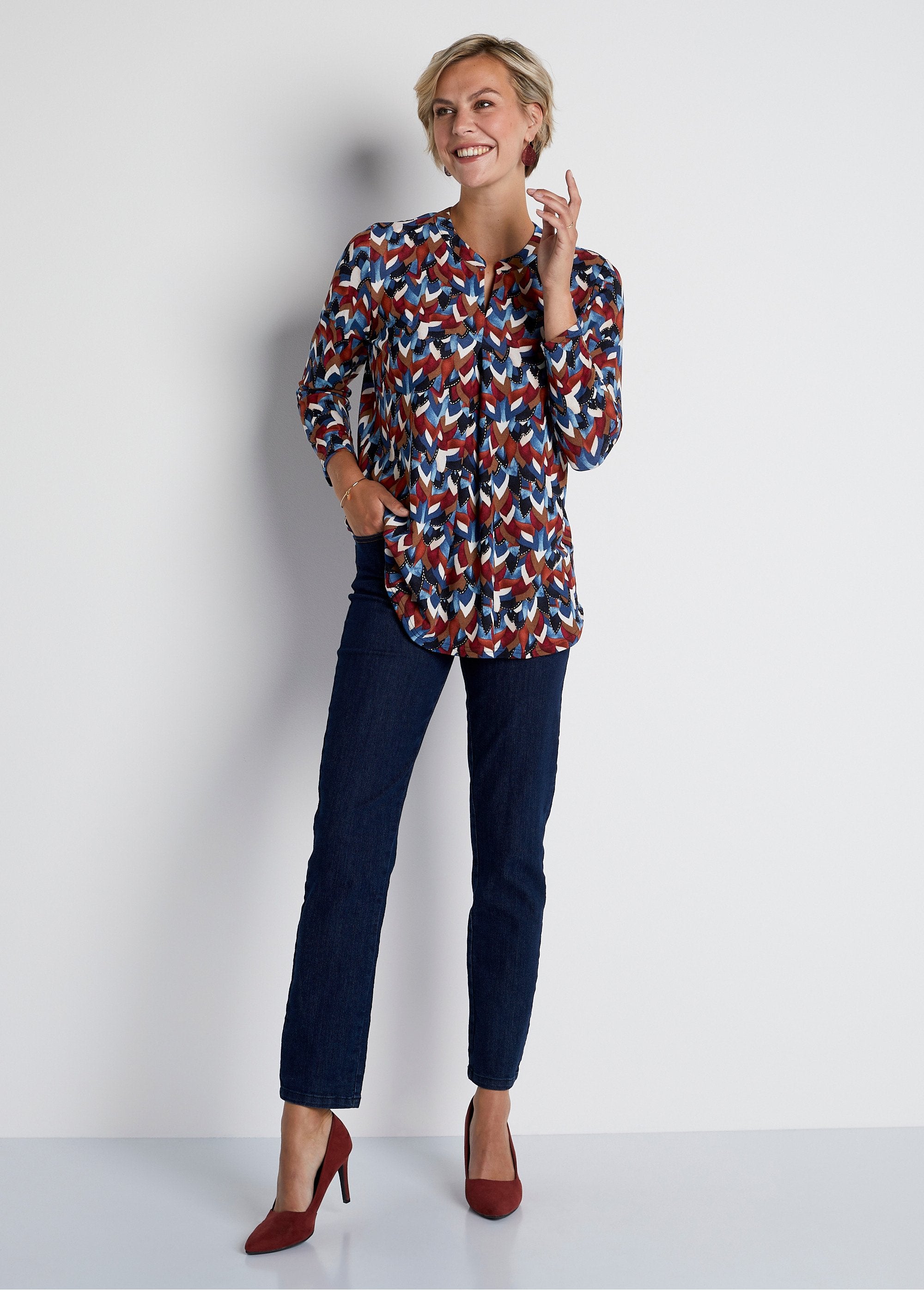 Camiseta_larga_y_holgada_con_detalles_brillantes._Plano_SF1_slim