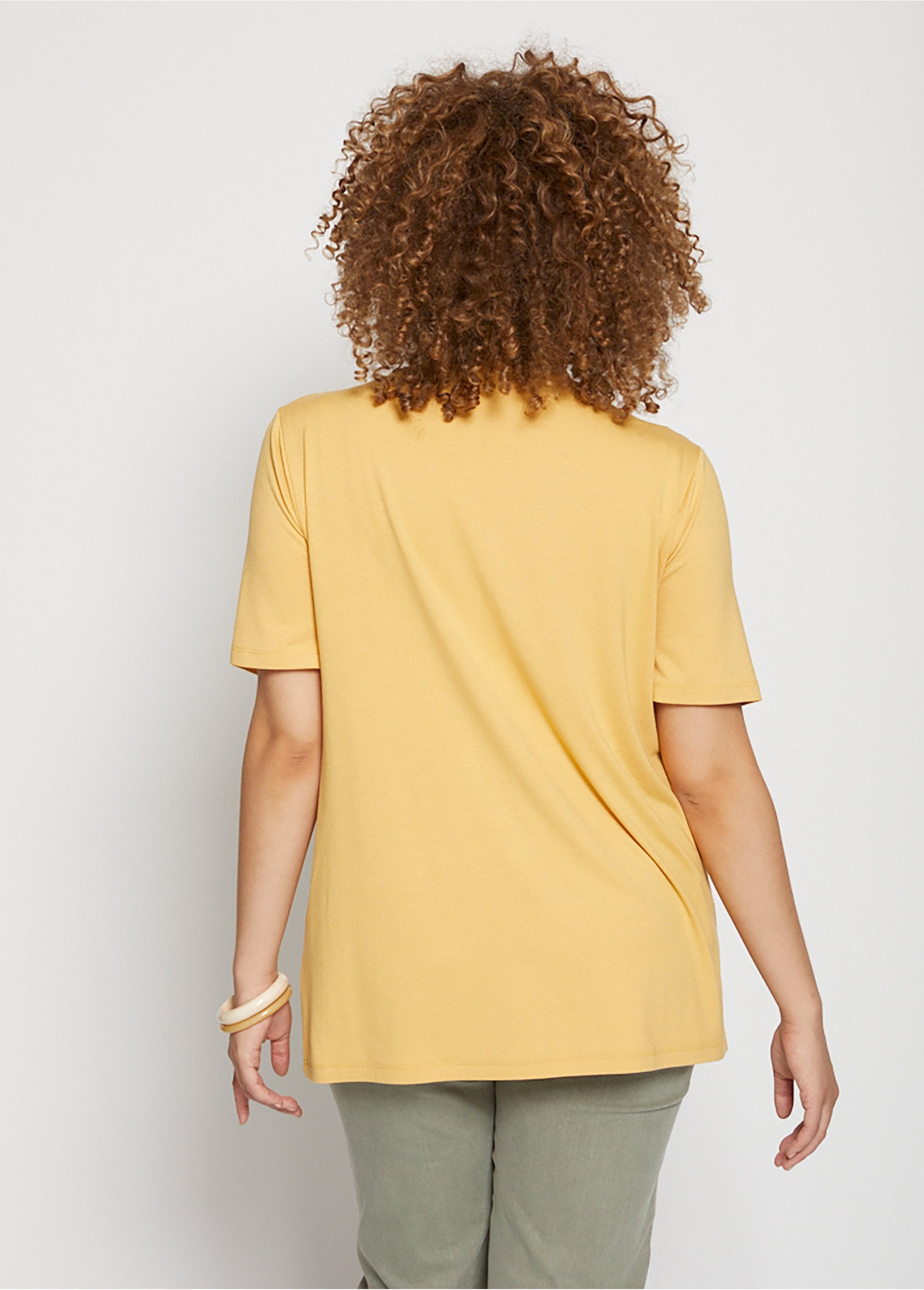 Camiseta_con_pompones_bordados_y_anudados_rectos_AMARILLO_DO1_curvy