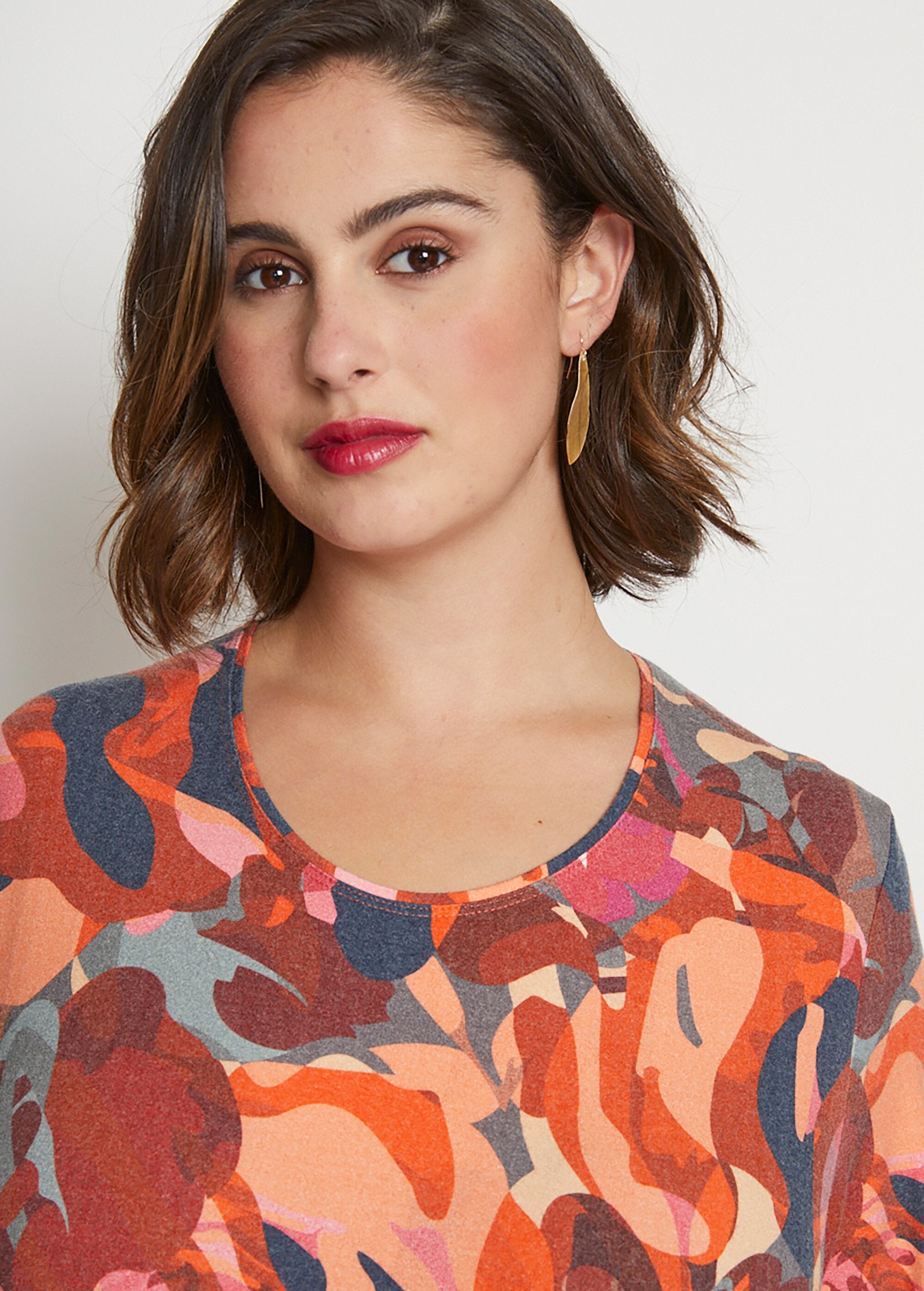 Camiseta_estampada_de_manga_larga_Grosella_negra_y_gris_DE1_curvy