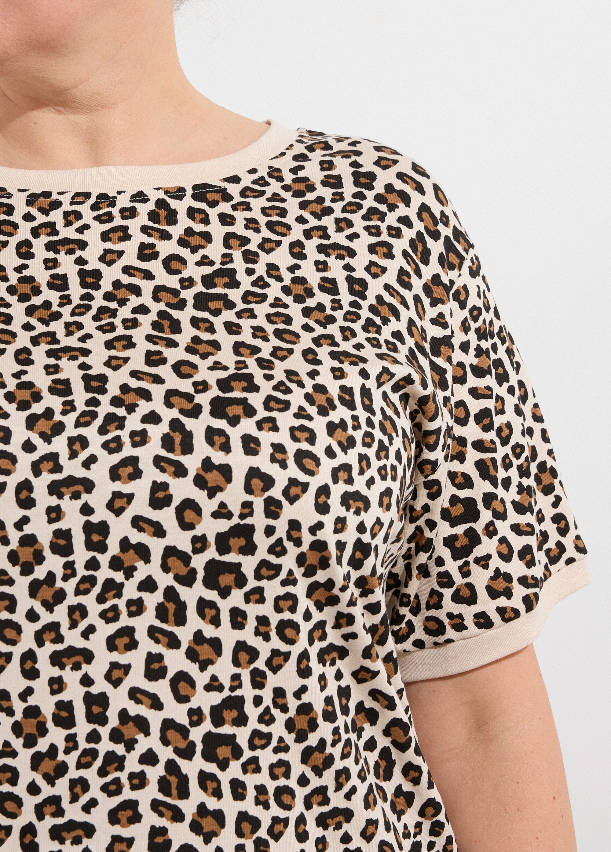Camiseta_de_manga_corta_con_estampado_de_leopardo_Leopardo_DE1_curvy