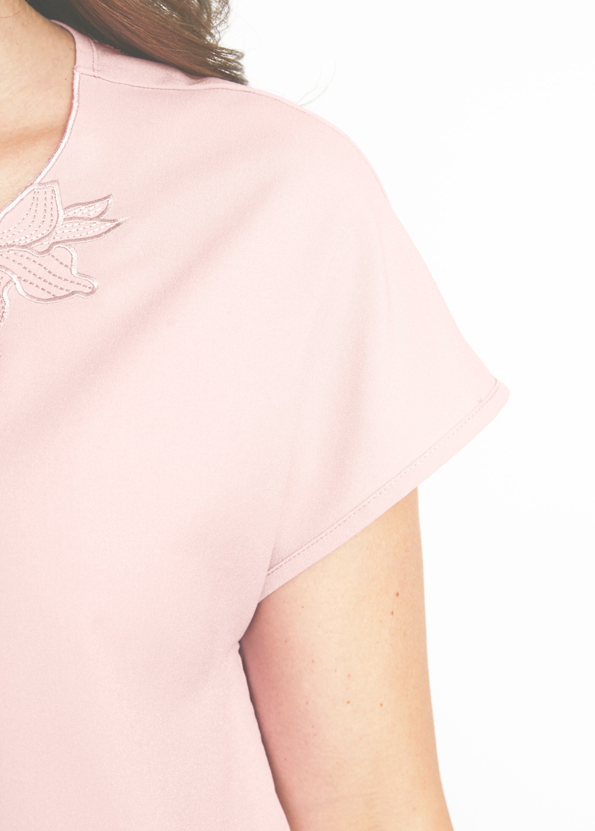 Top_de_manga_larga_con_cuello_redondo_bordado_rosa_la_DE2_slim