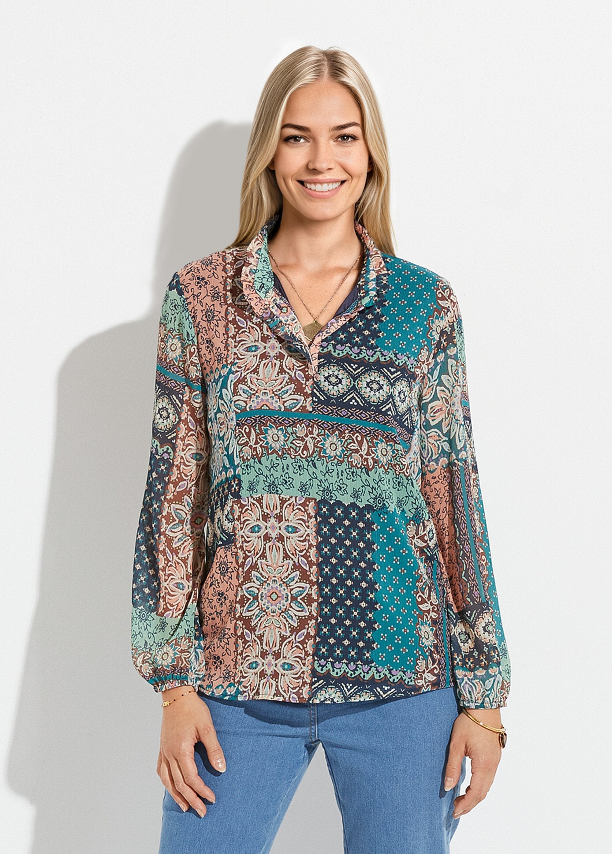 Túnica_con_cuello_con_volantes_en_crepe_voile_y_estampado_patchwork_Verde_y_crudo_FA1_slim