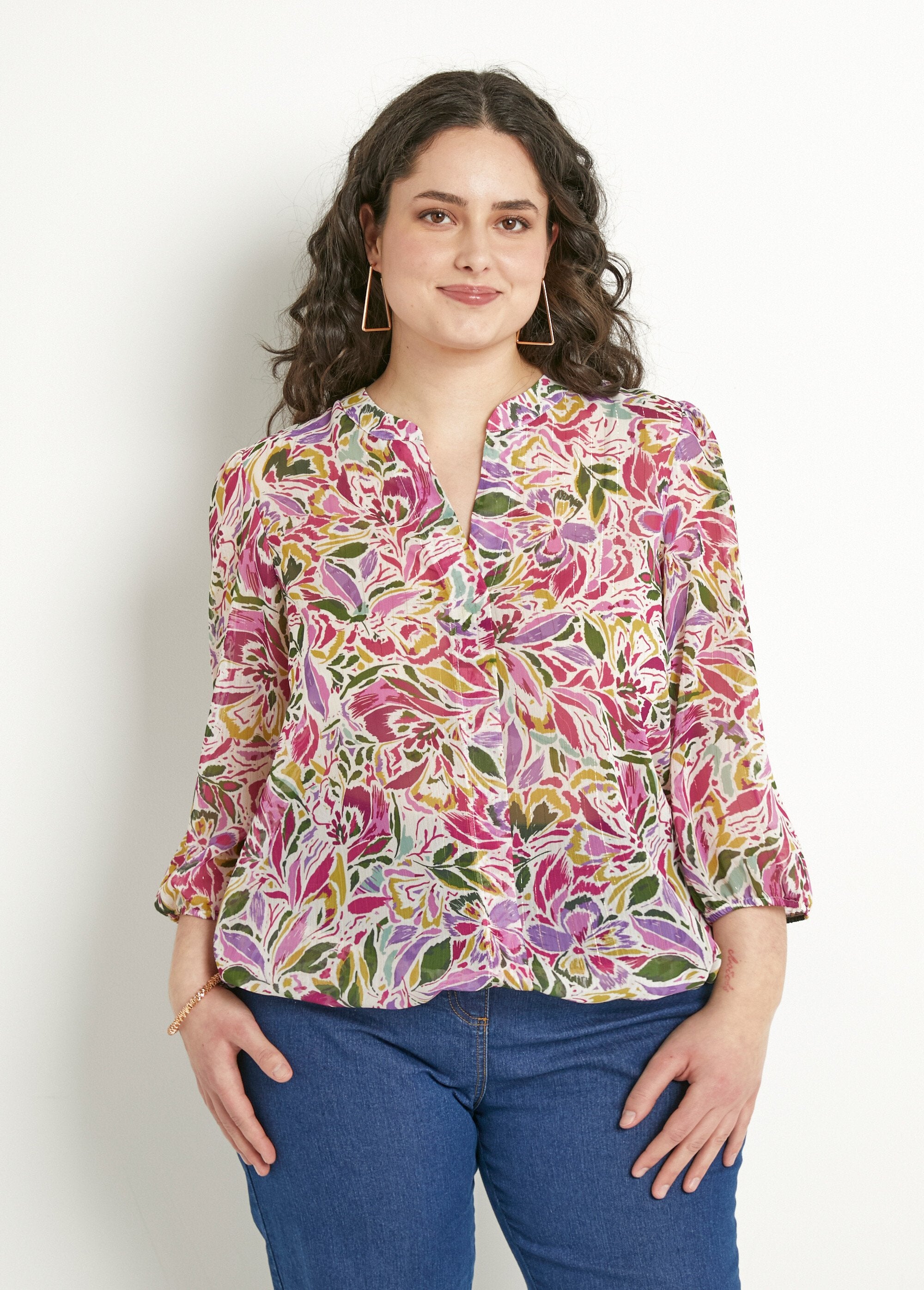 Túnica_larga_con_escote_en_pico_y_voile_floral_brillante._Multicolor_FA1_curvy