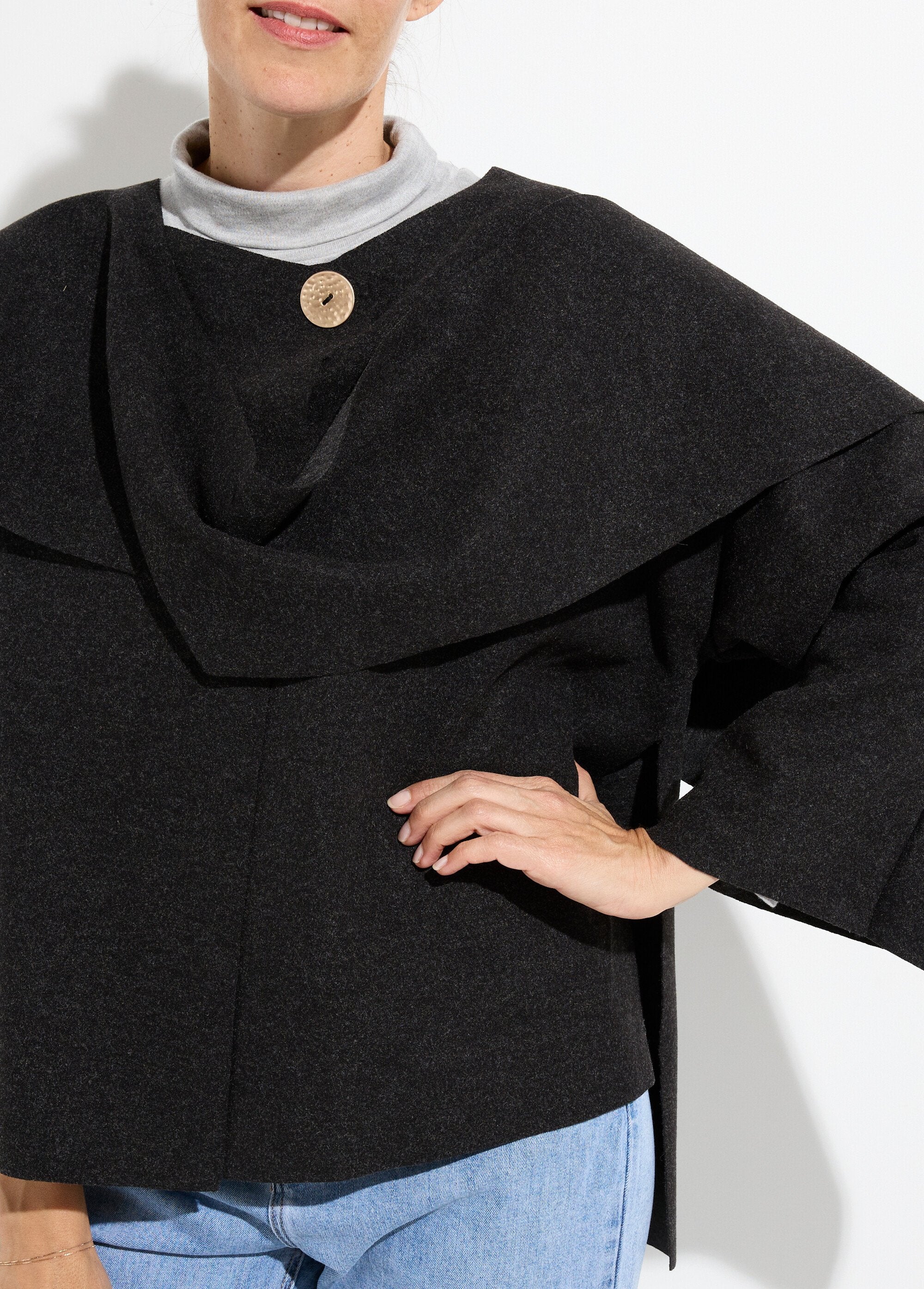 Chaqueta_con_botón_joya_de_metal_y_bufanda_Negro_DE1_slim