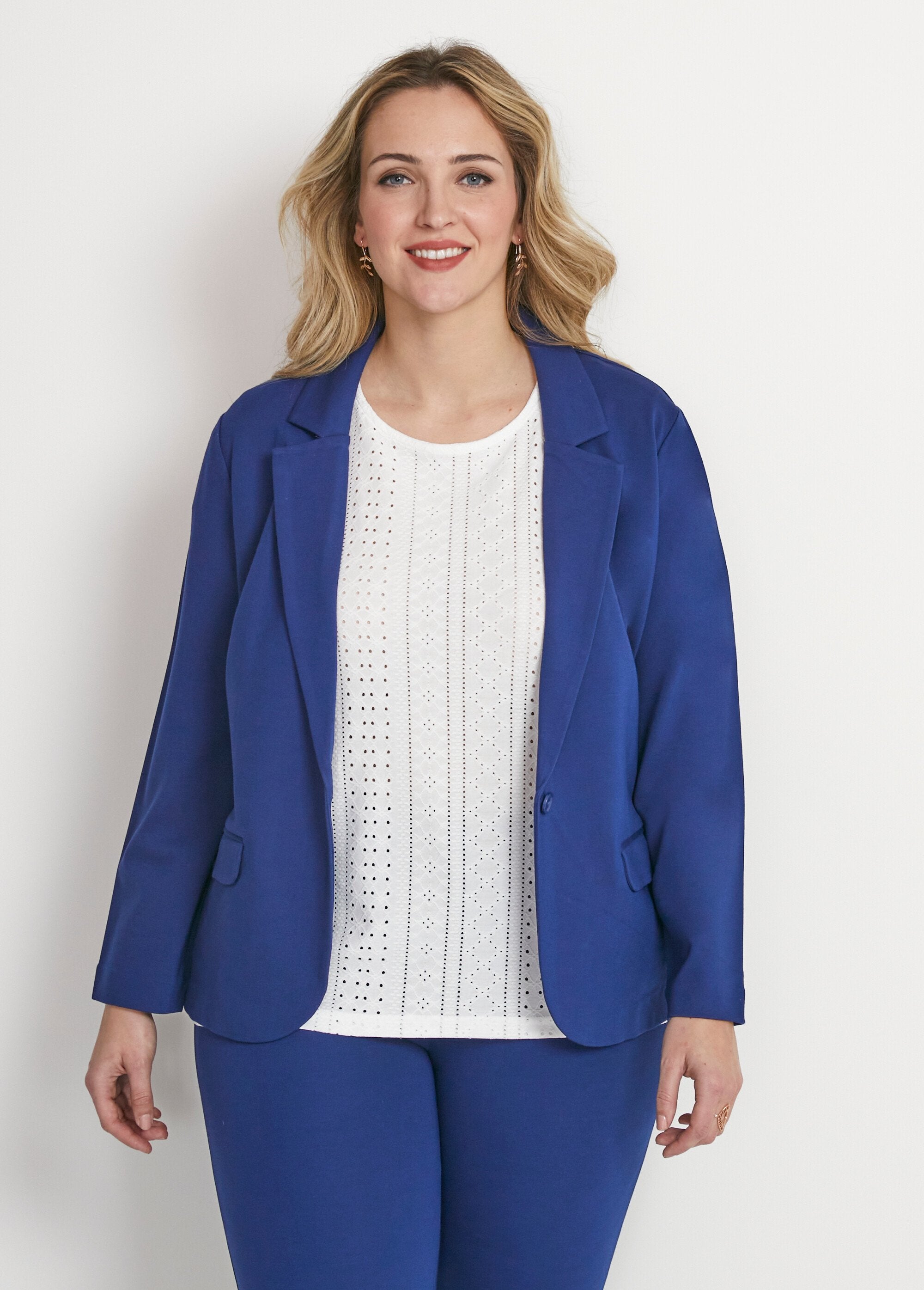 Chaqueta_recta_con_botones_en_punto_Milano_liso_Azul_marino_FA1_curvy
