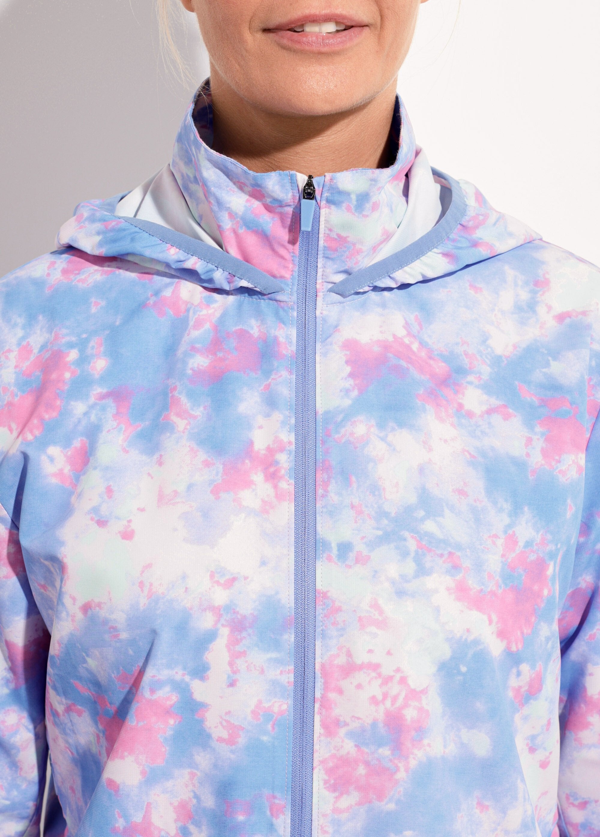 Chaqueta_cortavientos_con_cremallera_y_capucha_azul_y_rosa_DE1_slim