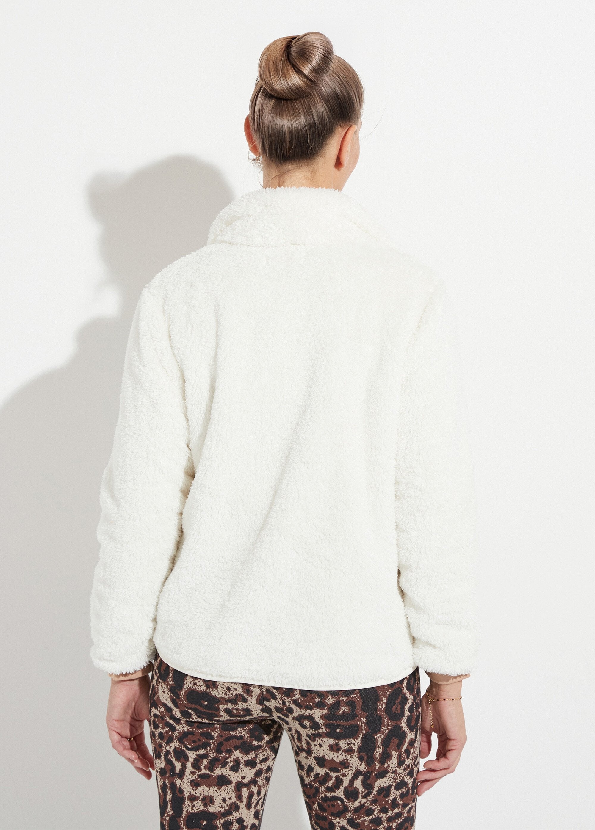 Chaqueta_de_piel_sintética_con_cuello_alto_y_mangas_largas._Crudo_DO1_slim