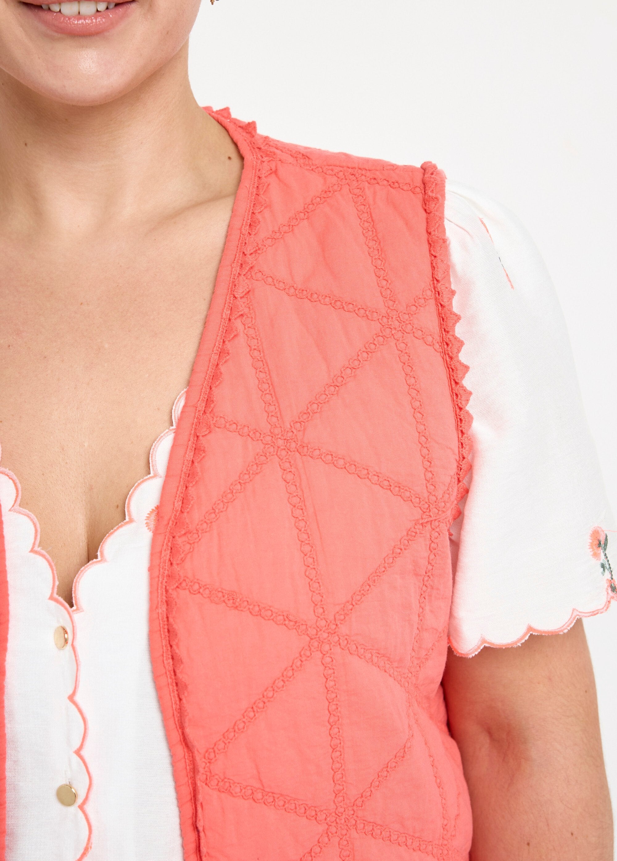 Chaqueta_acolchada_bordada_sin_mangas_Coral_DE1_curvy