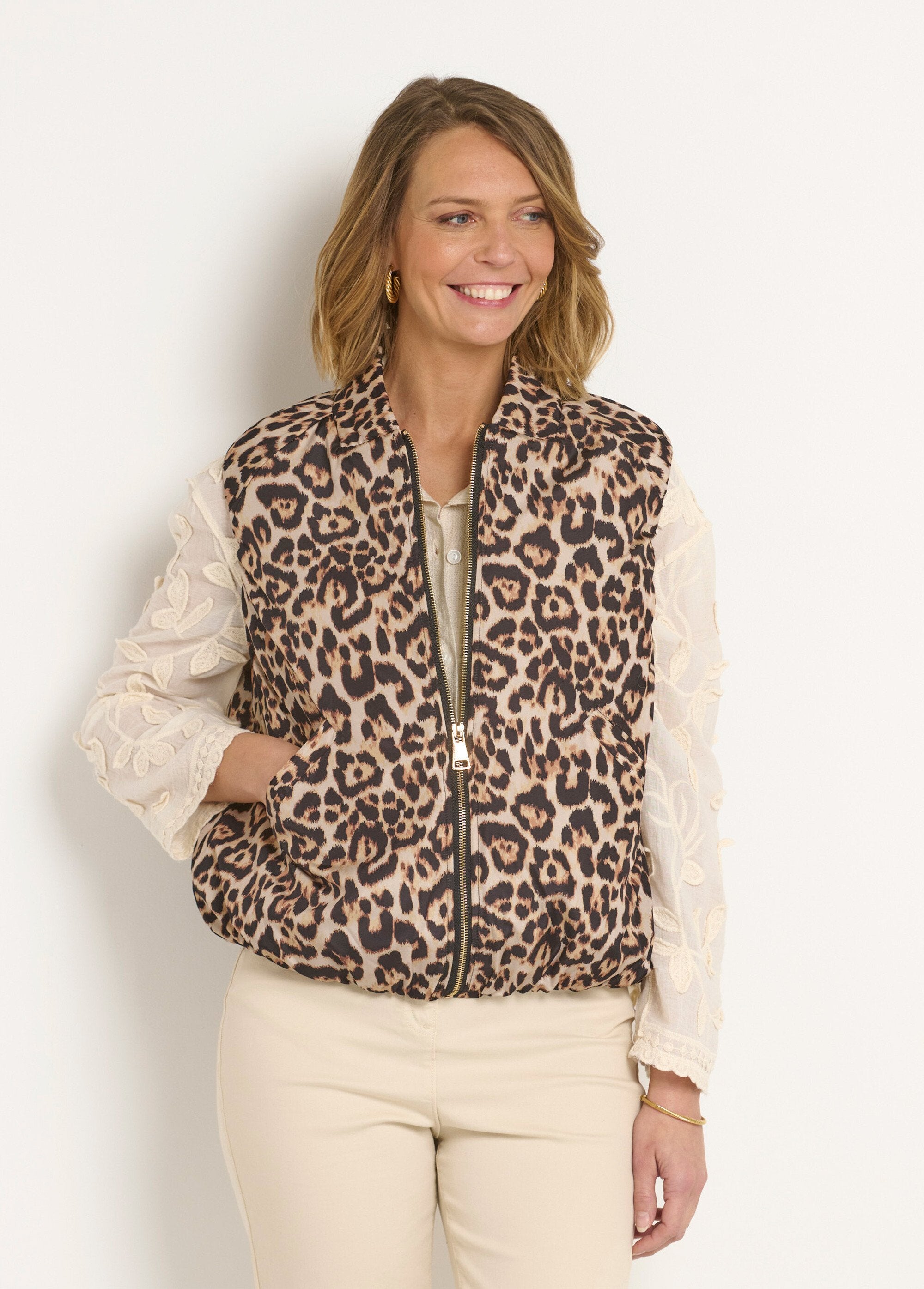 Chaqueta_de_satén_acolchada_con_estampado_de_leopardo_sin_mangas_Leopardo_FA1_slim