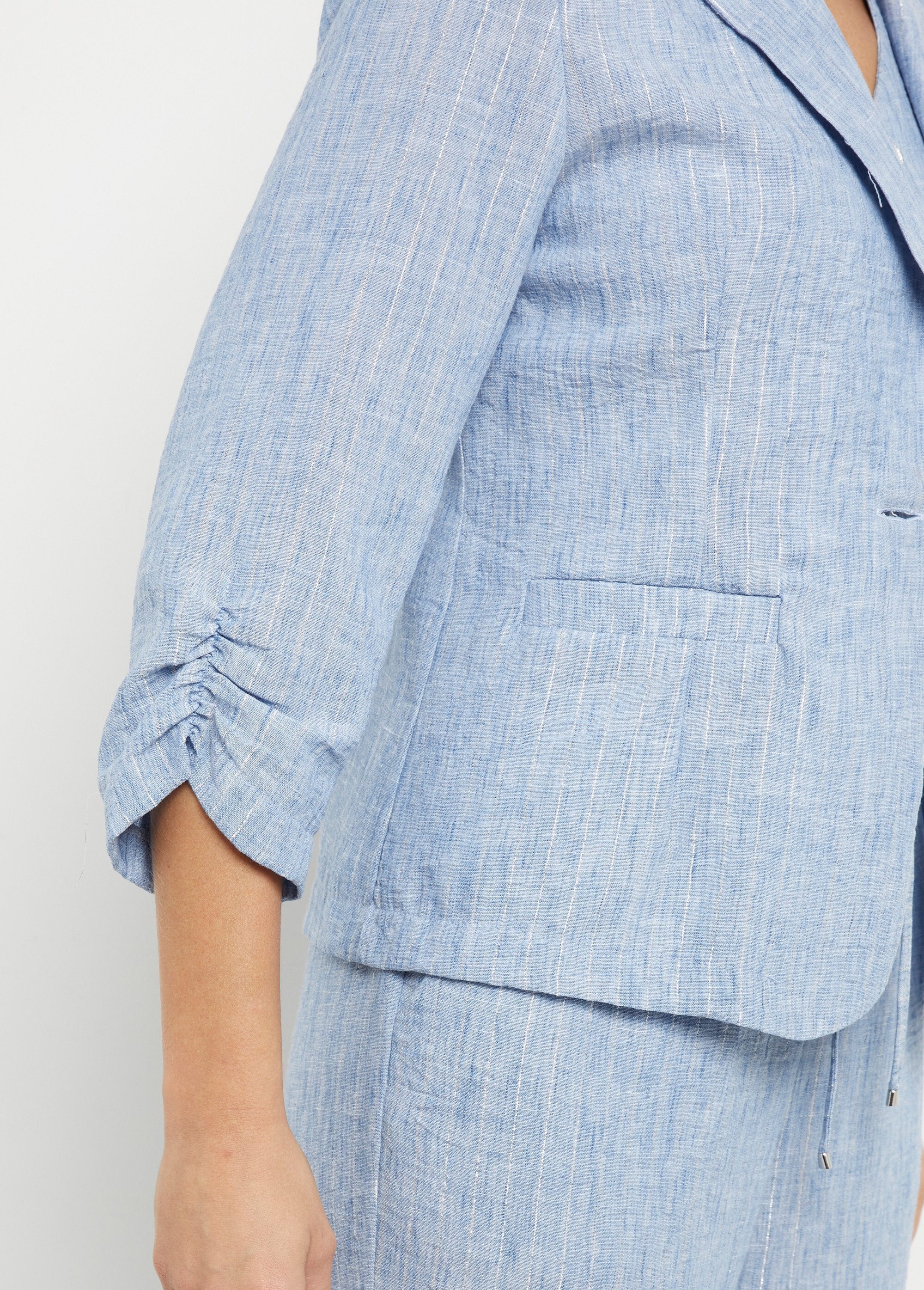 Chaqueta_a_rayas_de_corte_sastre,_de_aspecto_irregular._Azul_DE1_slim