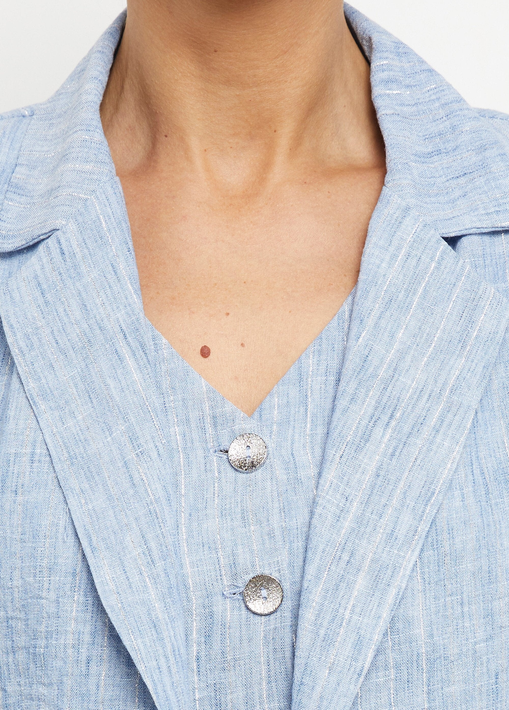 Chaqueta_a_rayas_de_corte_sastre,_de_aspecto_irregular._Azul_DE2_slim