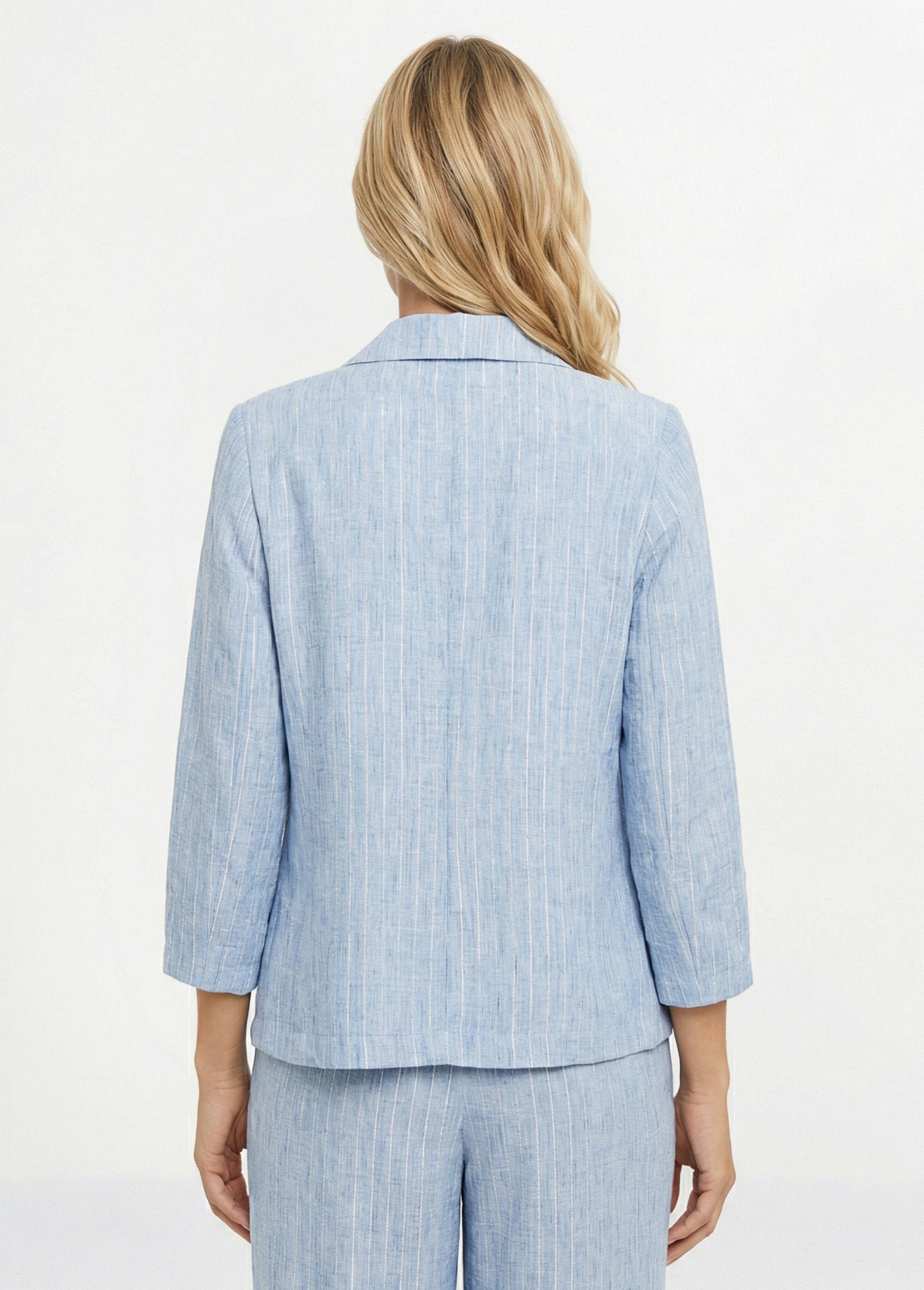 Chaqueta_a_rayas_de_corte_sastre,_de_aspecto_irregular._Azul_DO1_slim