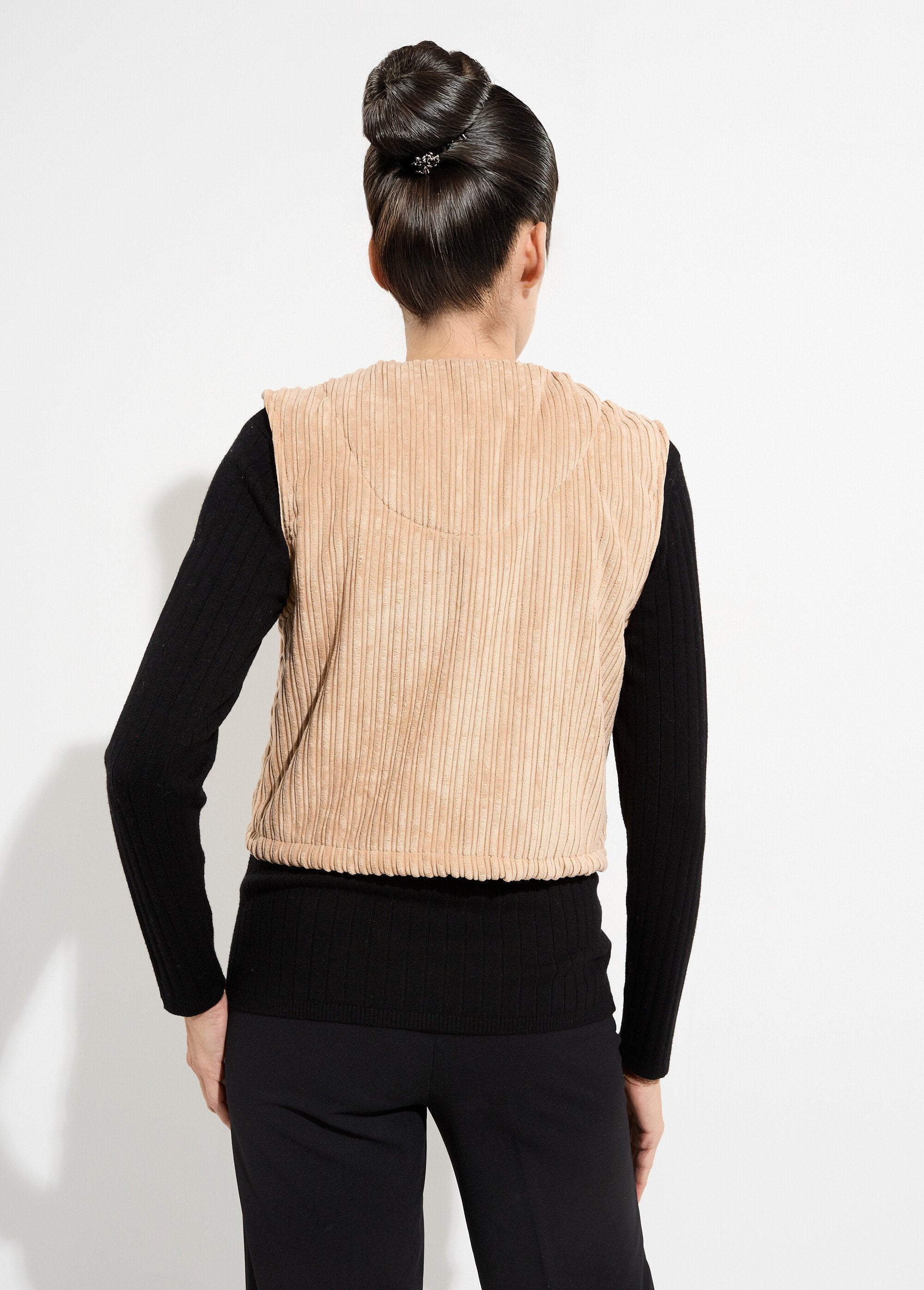 Chaqueta_de_terciopelo_sin_mangas_con_cuello_en_V_y_cremallera_camello_DO1_slim