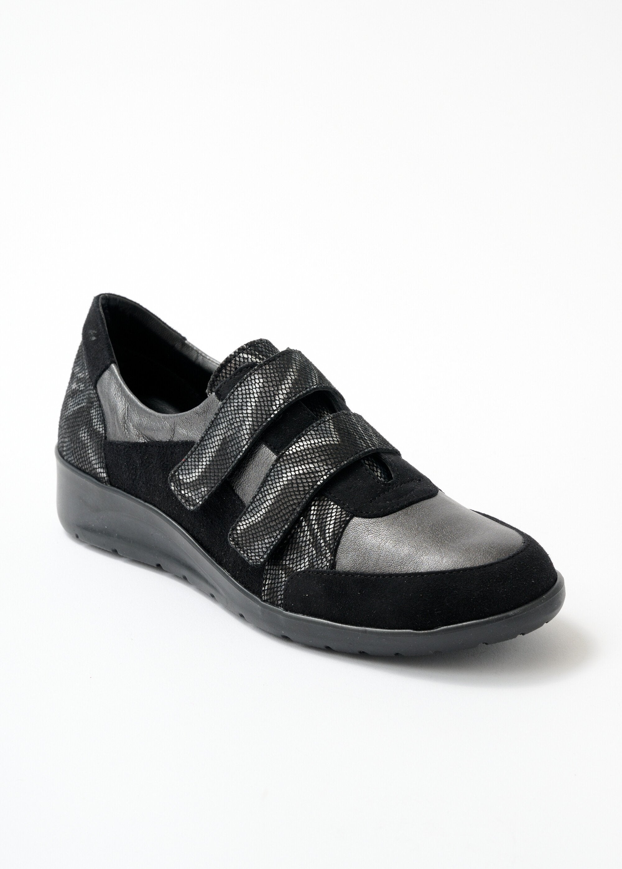 Cómodas_zapatillas_de_piel_con_velcro_ancho._Negro_FA1_slim