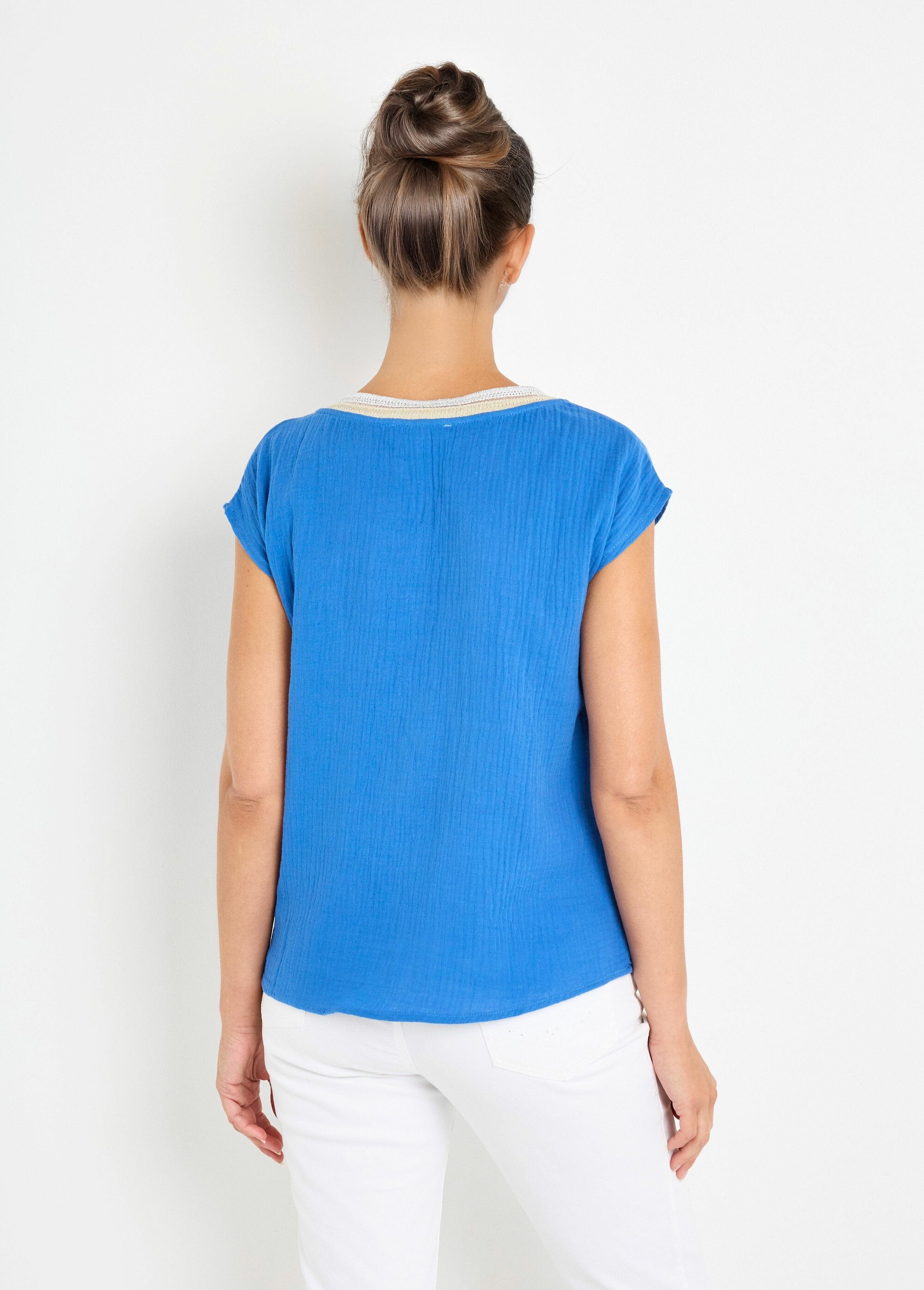 Blusa_de_gasa_de_algodón_con_trenza_en_escote_en_pico_Azul_DO1_slim