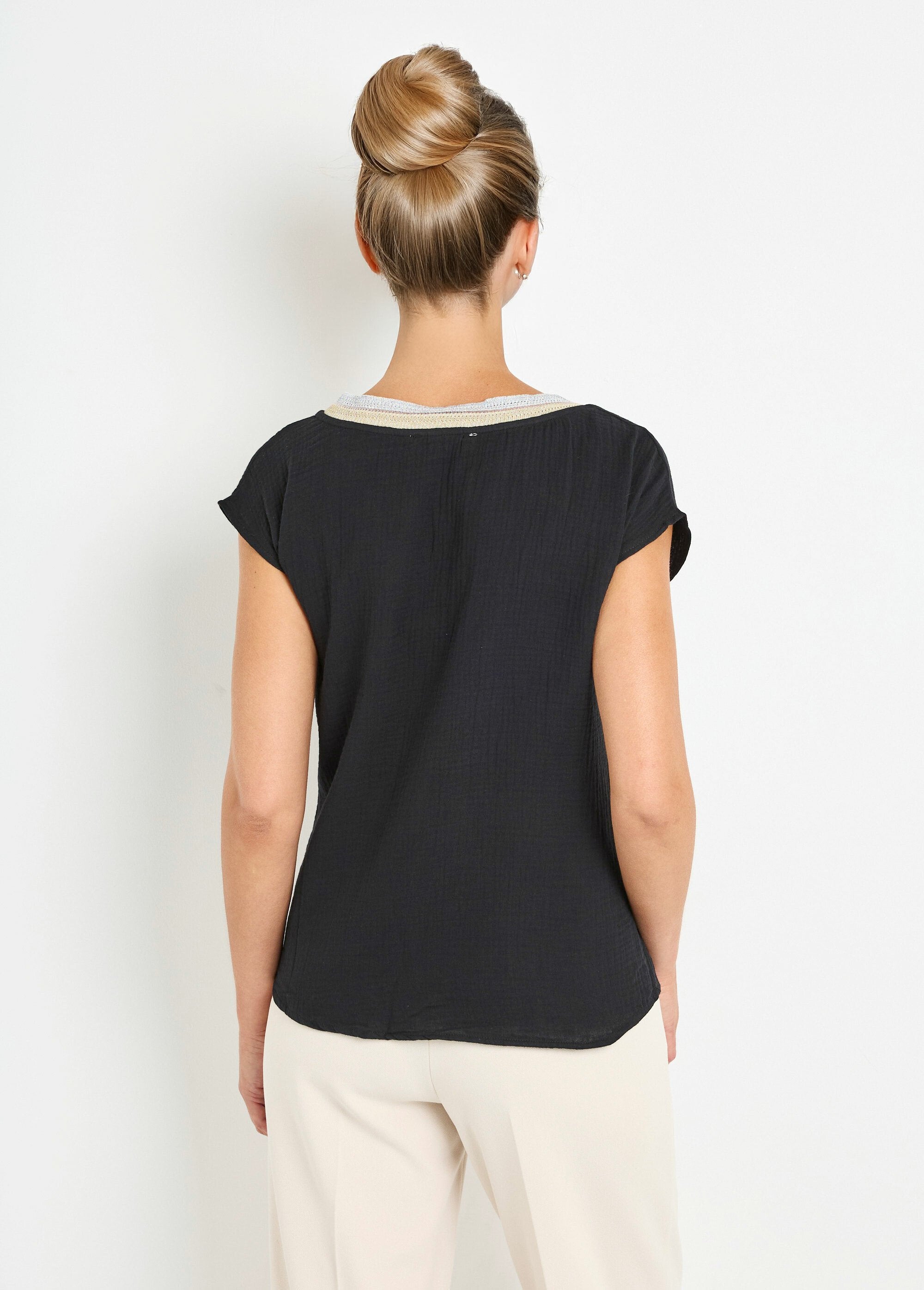 Blusa_de_gasa_de_algodón_con_trenza_en_escote_en_pico_Negro_DO1_slim