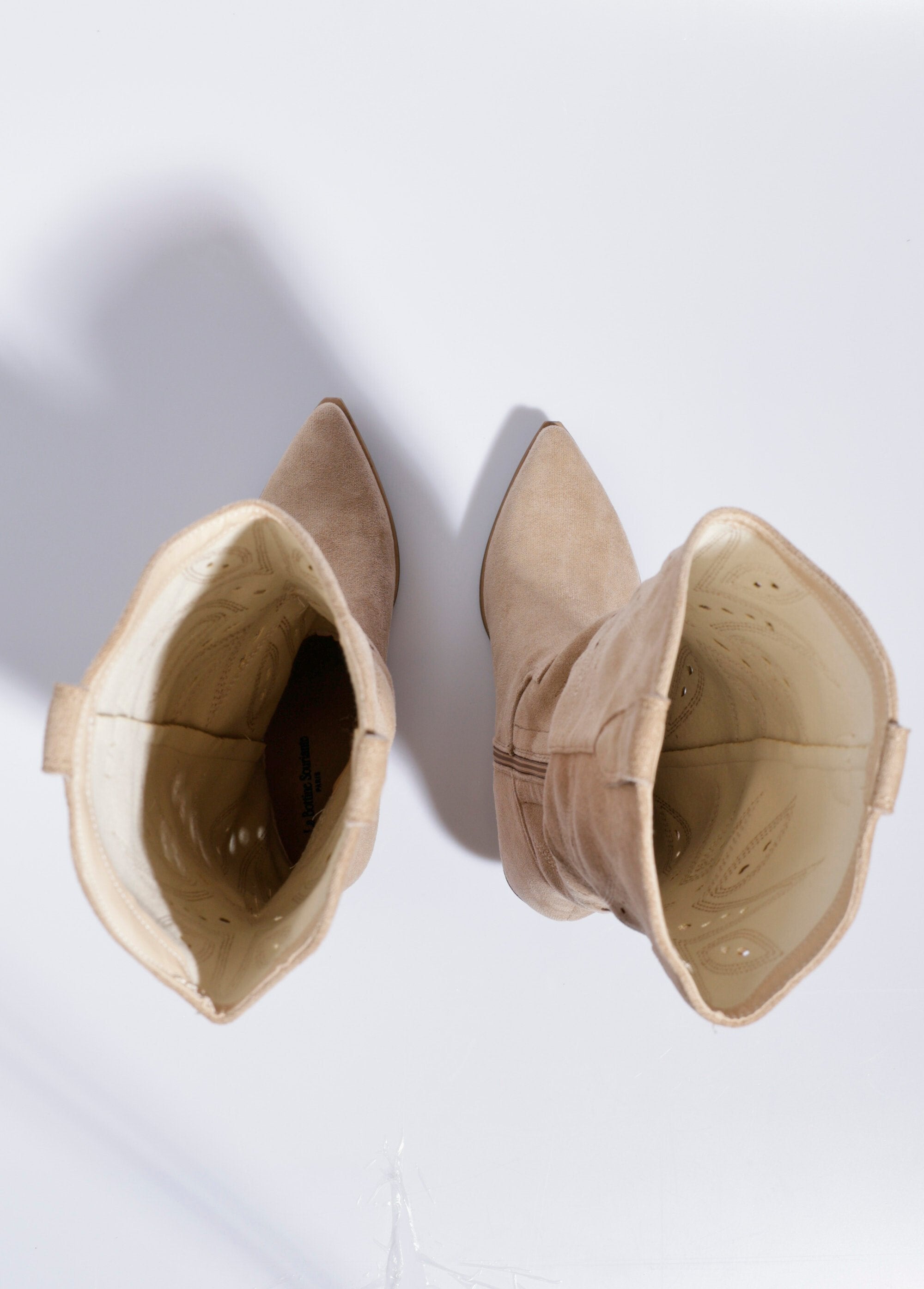 Botas_vaqueras_bordadas_con_tacón_biselado_Beige_OV1_slim