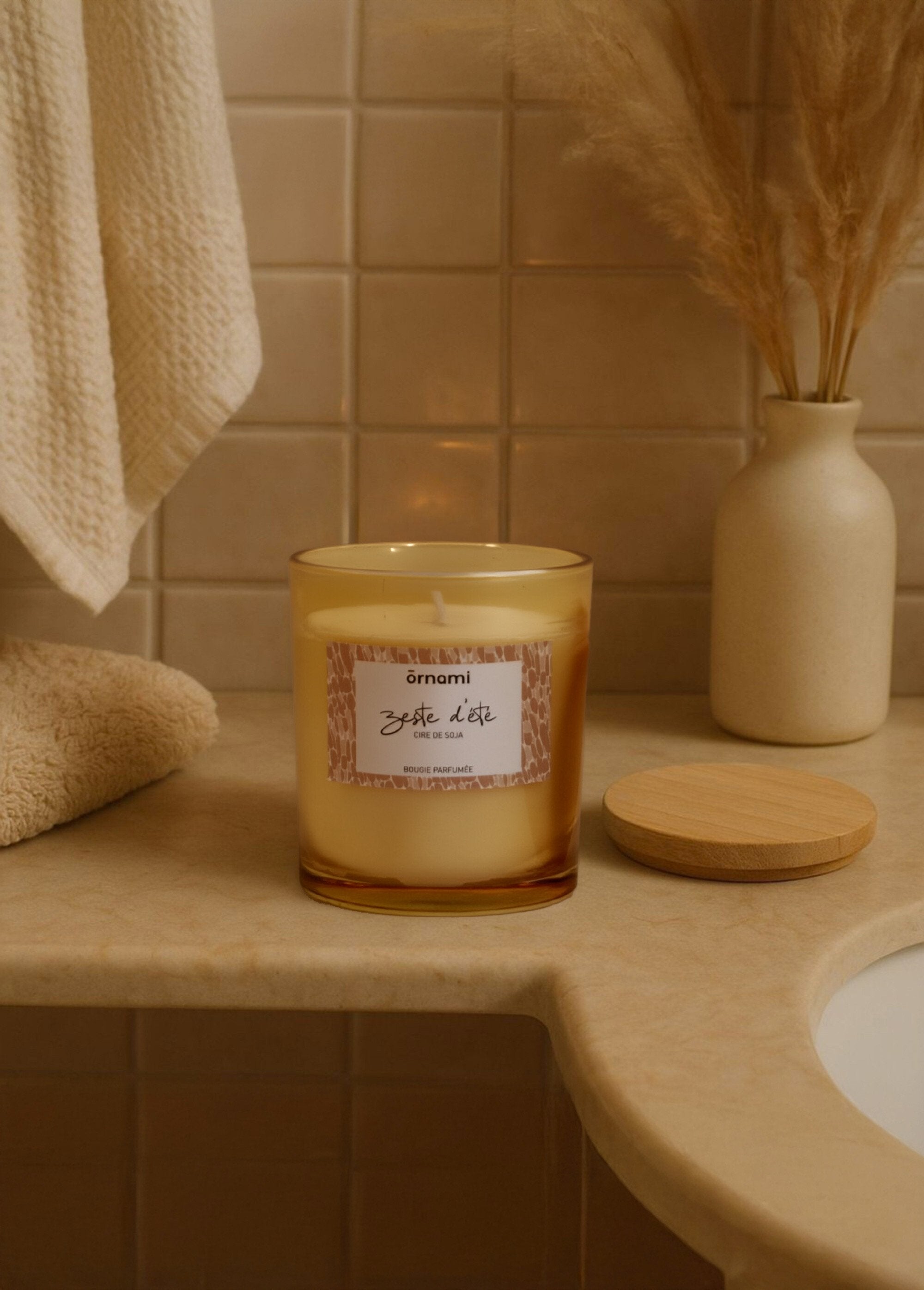 Vela_perfumada_en_frasco_de_vidrio_con_tapa._AMARILLO_SF1_slim