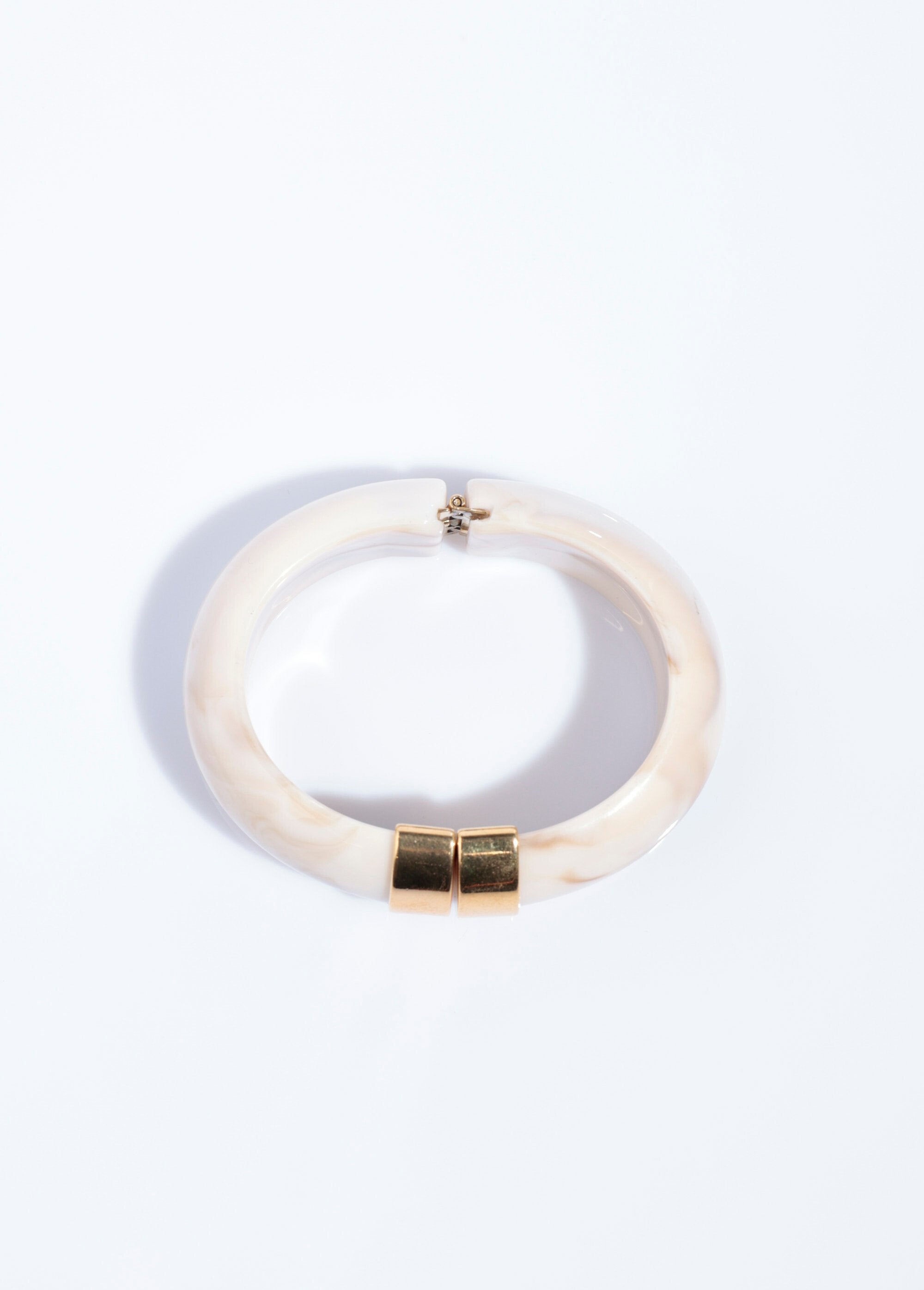 Bracelet_semi_rigide_marbré_et_inox_Ivoire_DE1_slim