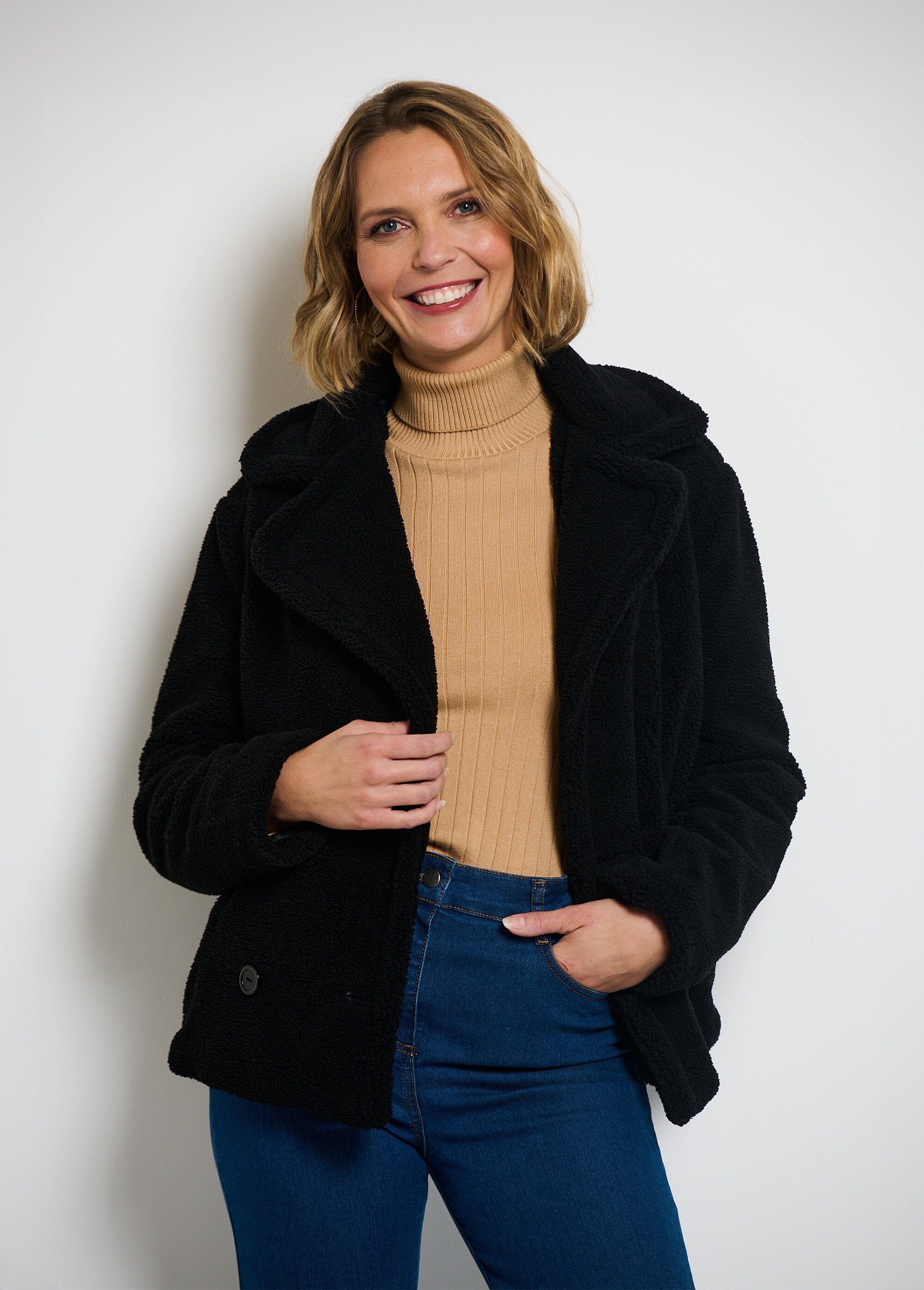 Abrigo_corto_y_cálido_con_efecto_afelpado_Negro_FA1_slim